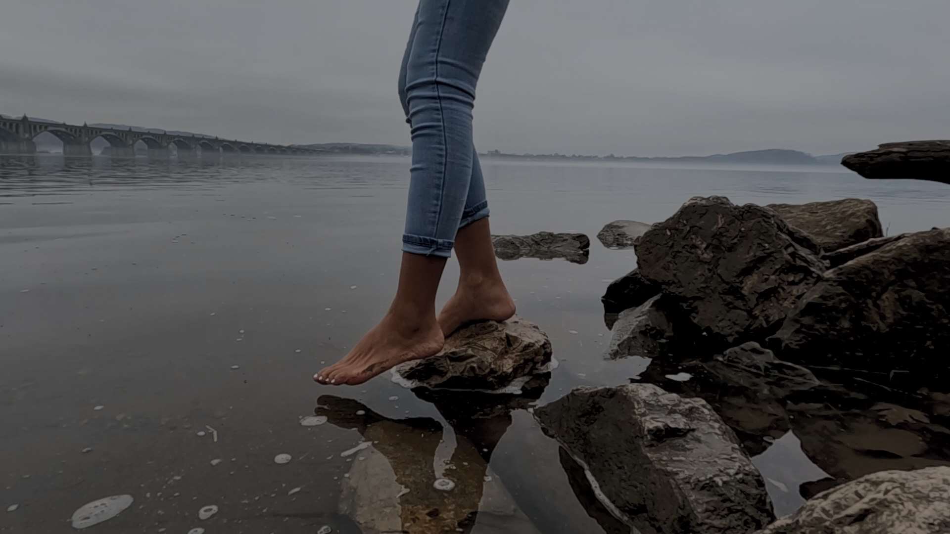 《[视频]户外光脚走路＋展示脚底＋洗脚》作品图