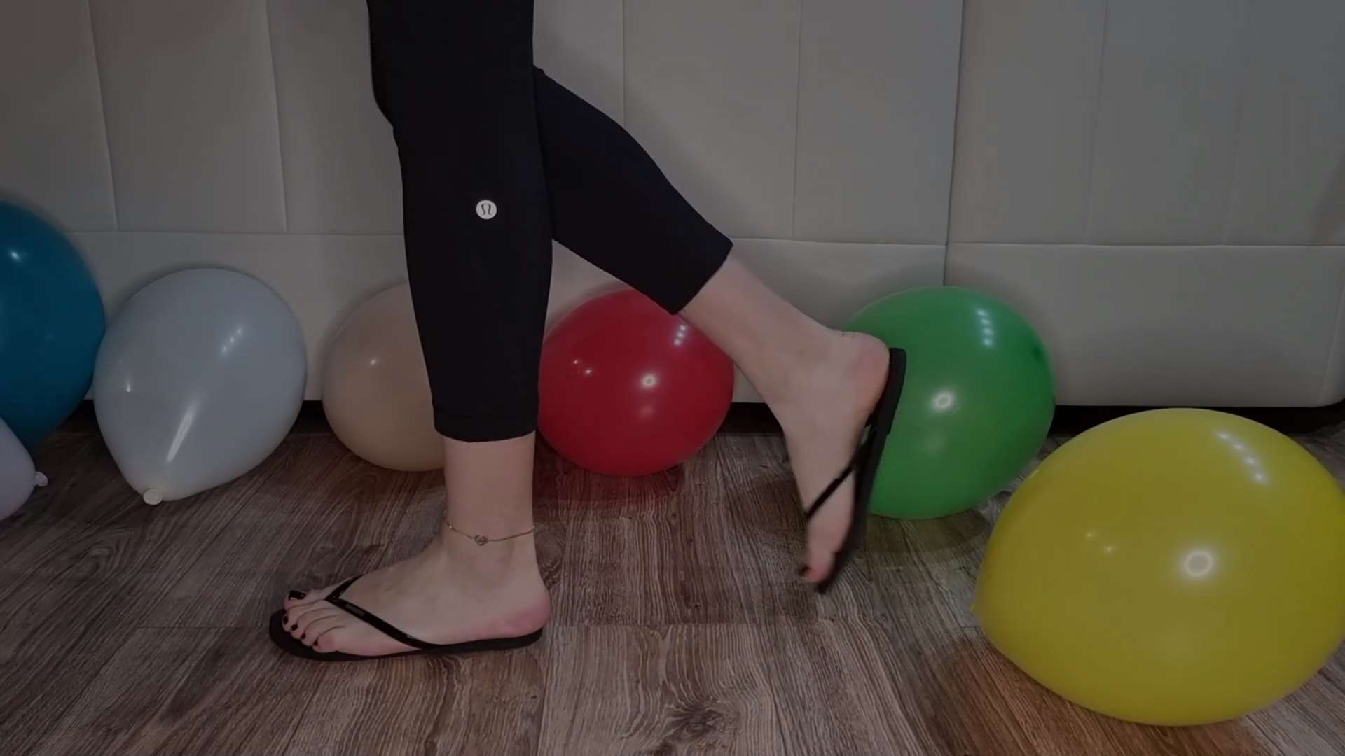 《[视频]小姐姐人字拖 裸足 踩气球》作品图