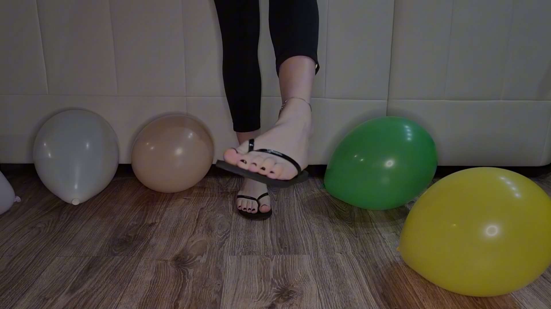 《[视频]小姐姐人字拖 裸足 踩气球》作品图