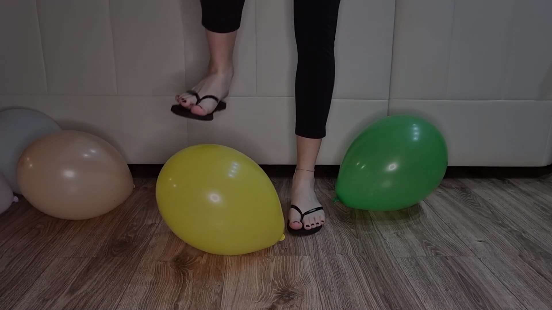 《[视频]小姐姐人字拖 裸足 踩气球》作品图