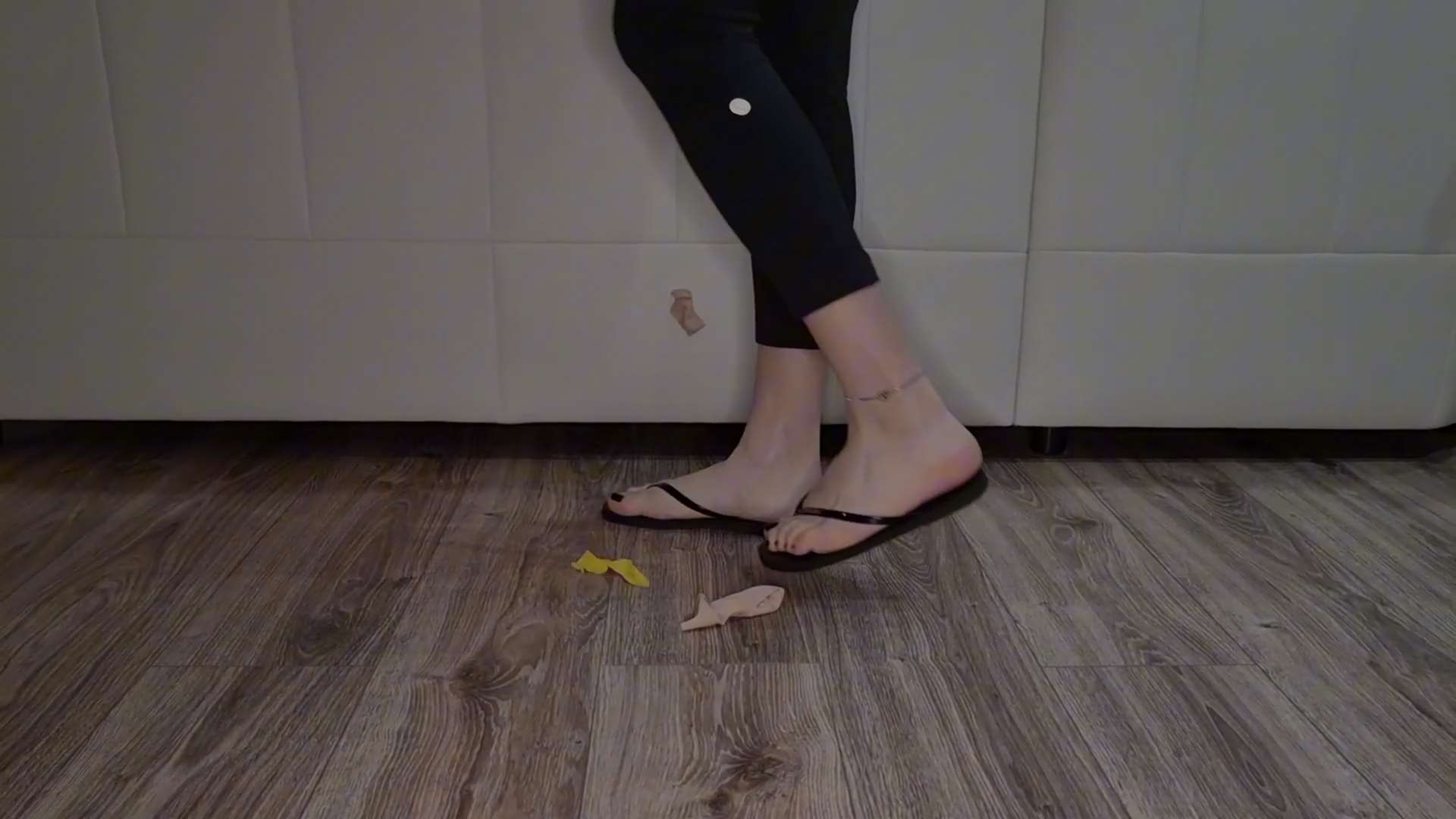 《[视频]小姐姐人字拖 裸足 踩气球》作品图