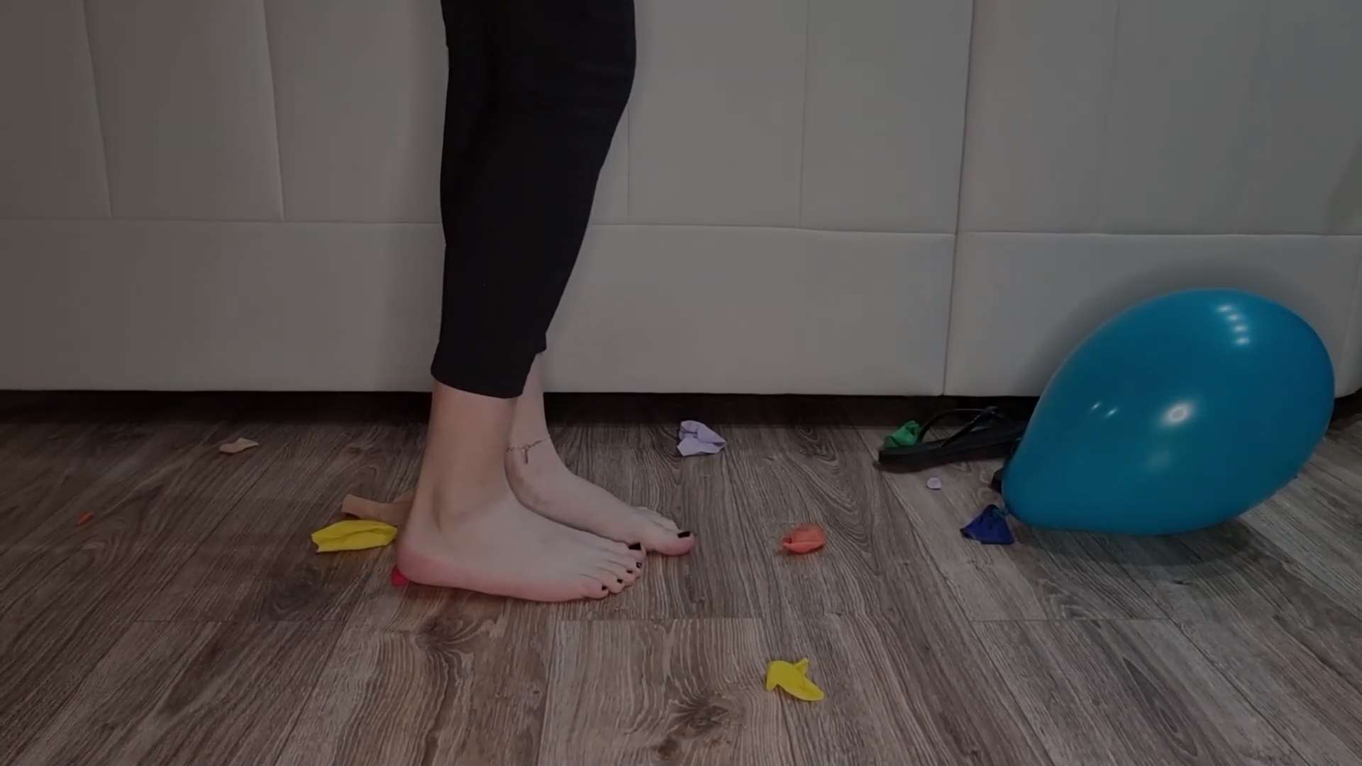 《[视频]小姐姐人字拖 裸足 踩气球》作品图