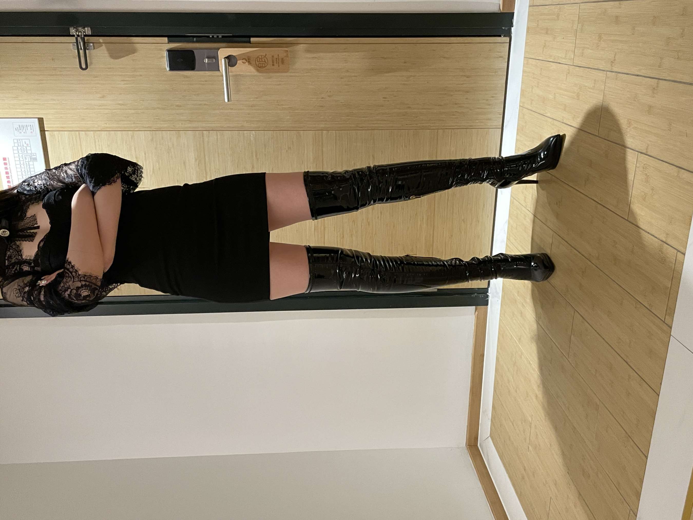 《长靴女神走了一天路的酸酸裸足》作品图