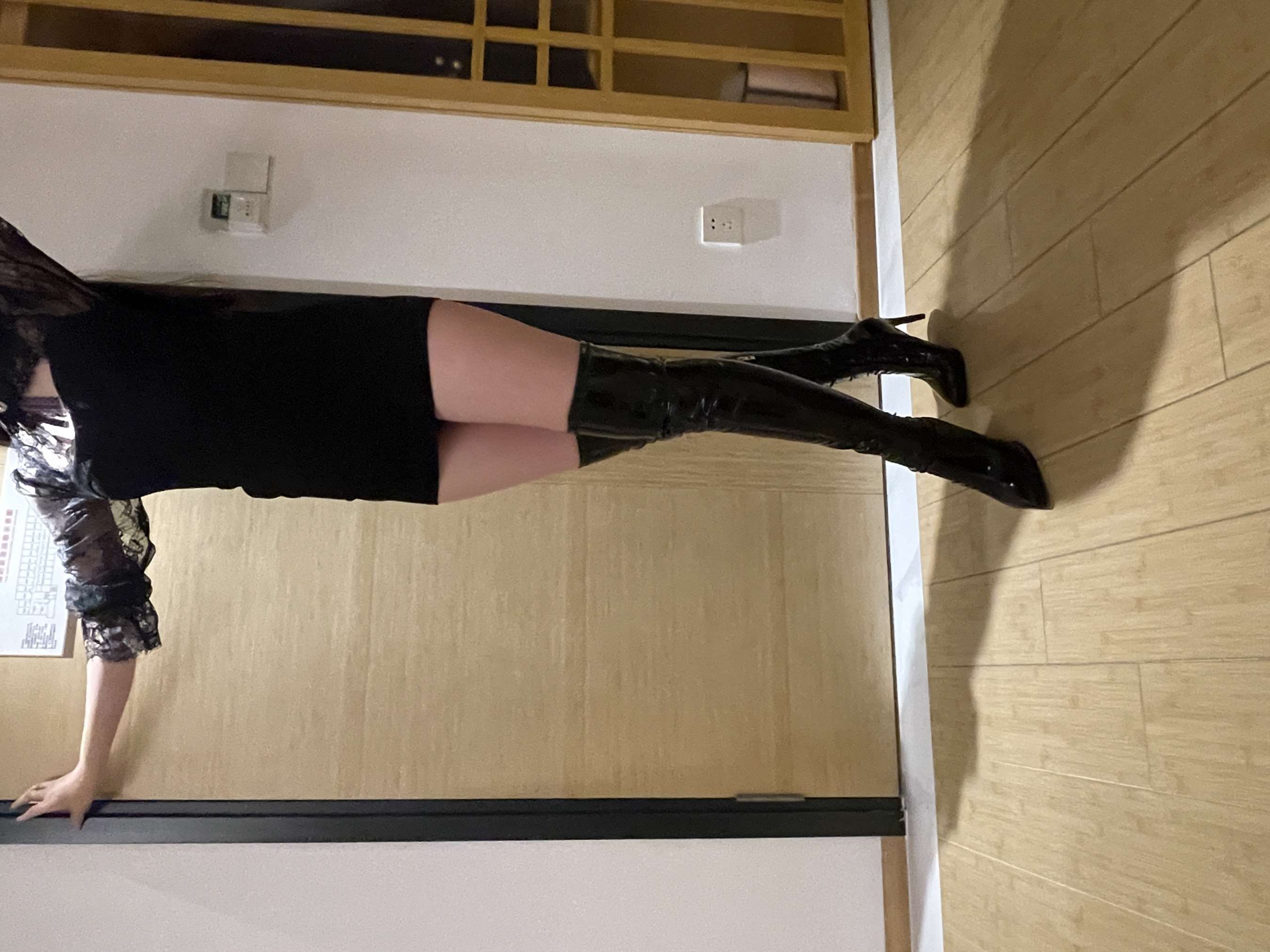 《长靴女神走了一天路的酸酸裸足》作品图