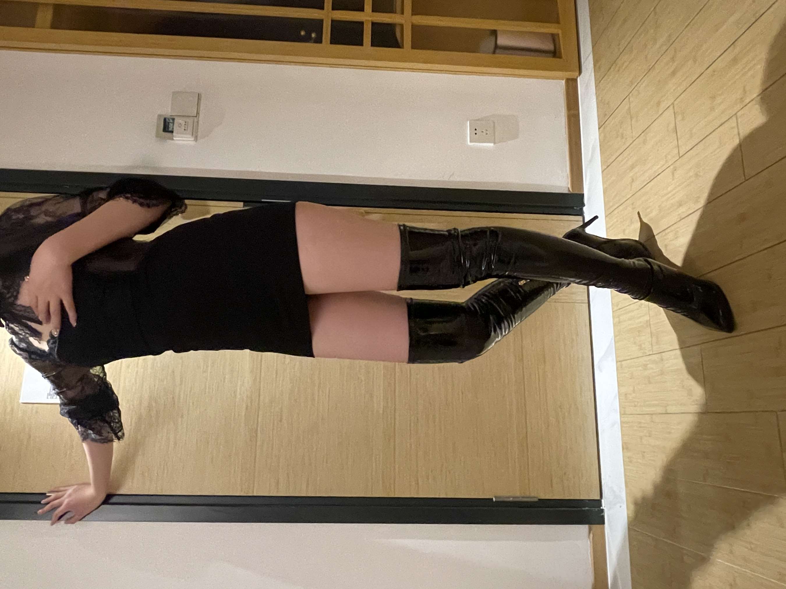 《长靴女神走了一天路的酸酸裸足》作品图