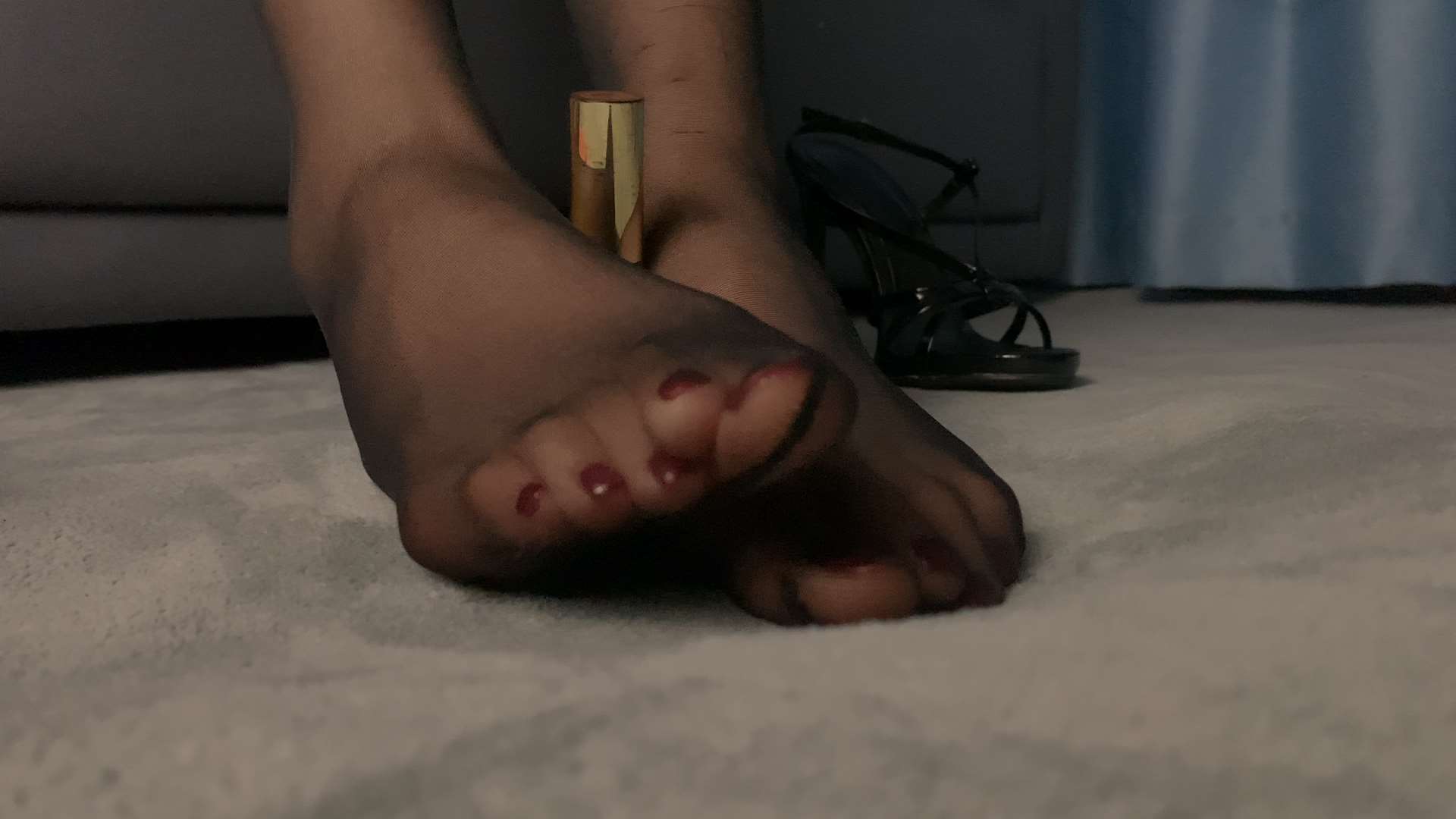 《[视频]某音玉足博主渔糯糯，玉足无敌嫩4个视频》作品图