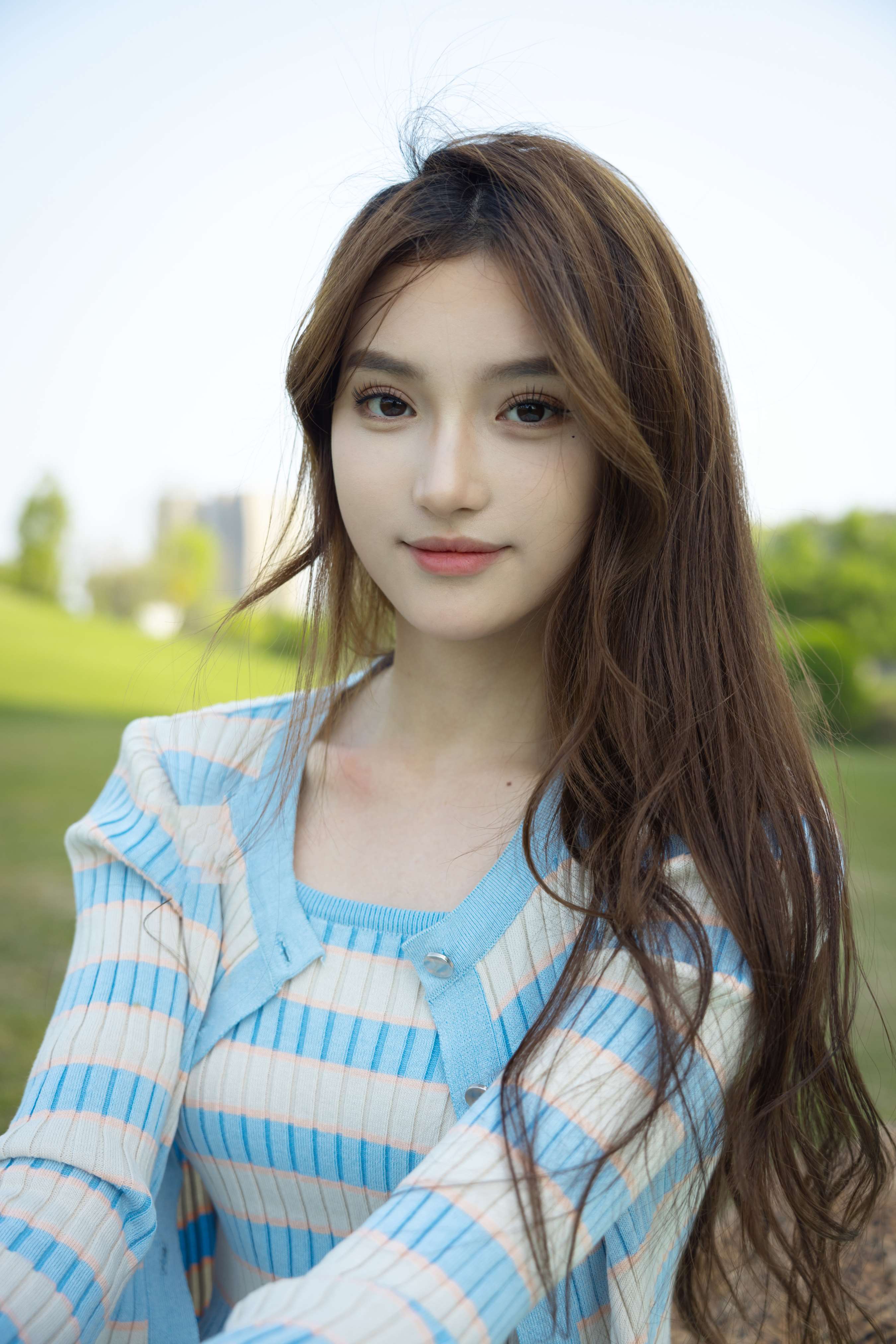 《南希 户外展嫩足》作品图