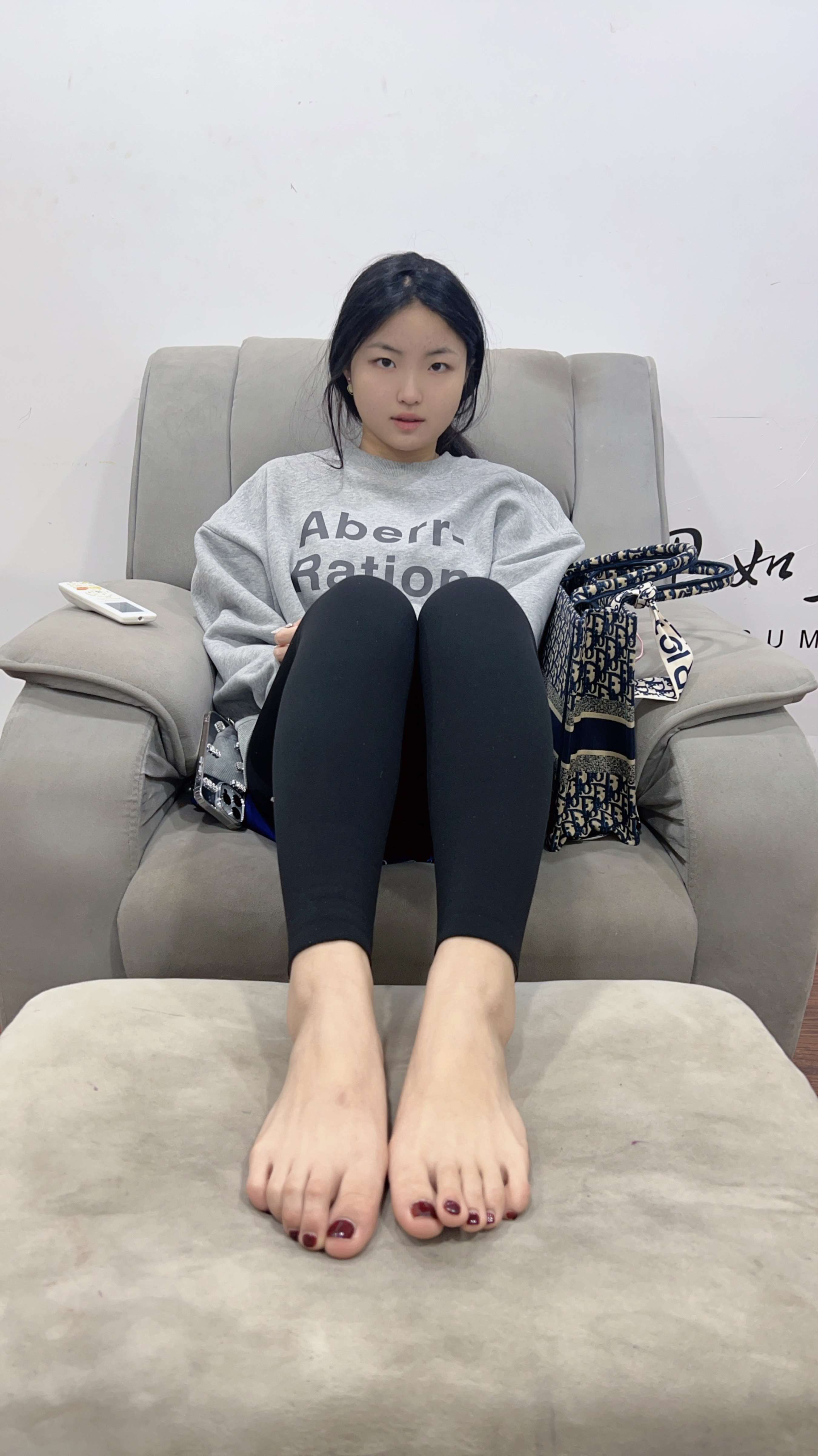 《少女秀嫩足》作品图