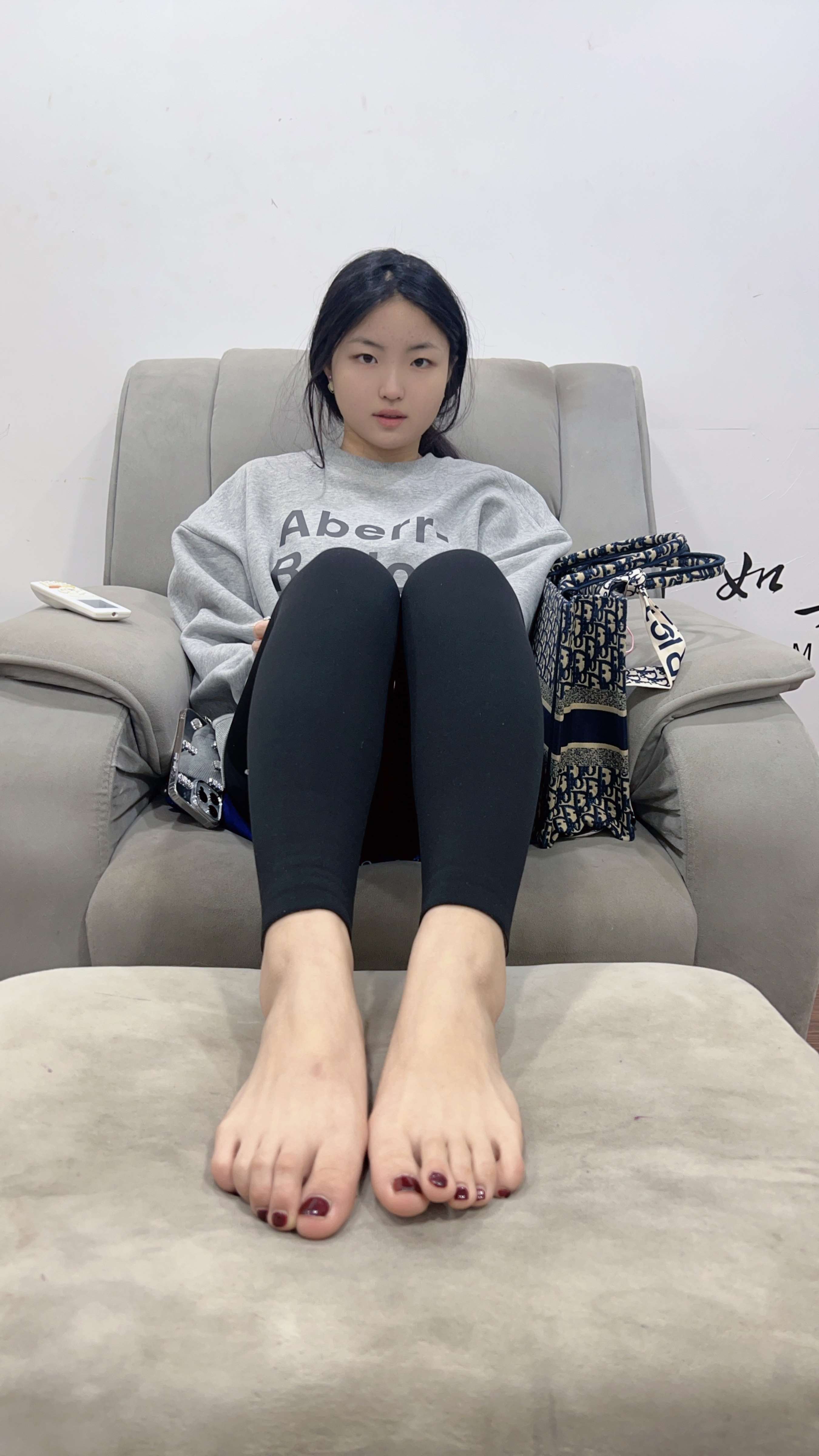 《少女秀嫩足》作品图