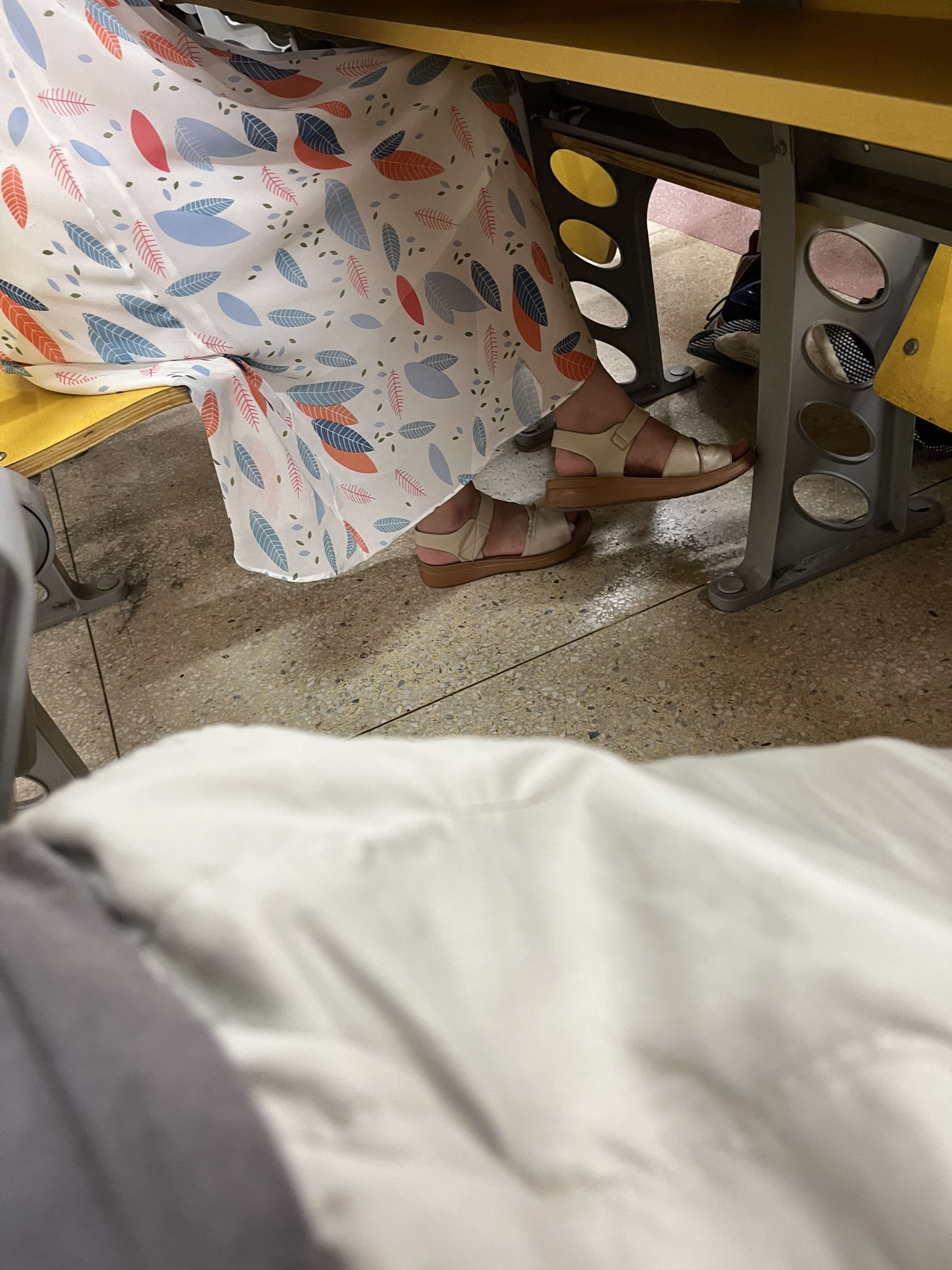 《大学课堂上tou拍凉鞋脚丫，动作丰富有特写 ！》作品图