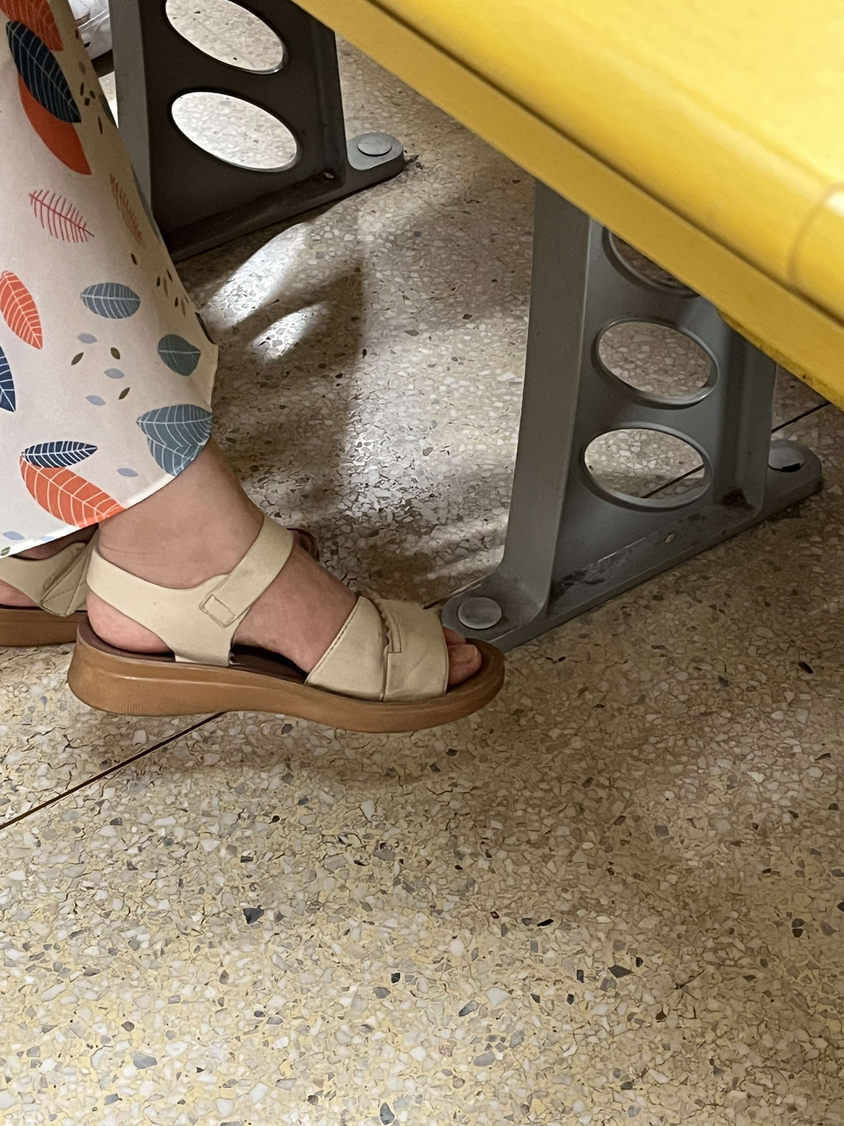 《大学课堂上tou拍凉鞋脚丫，动作丰富有特写 ！》作品图