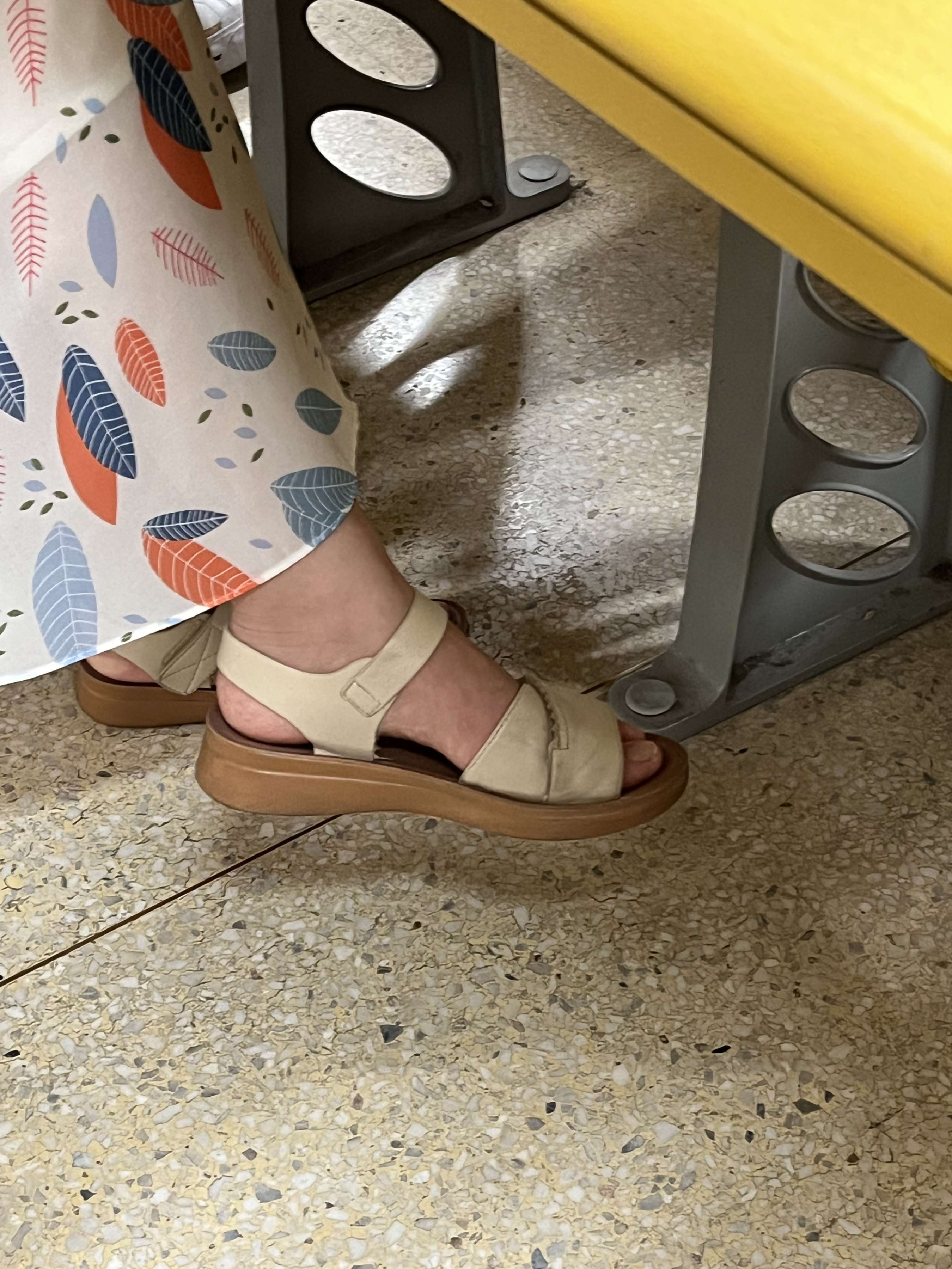 《大学课堂上tou拍凉鞋脚丫，动作丰富有特写 ！》作品图