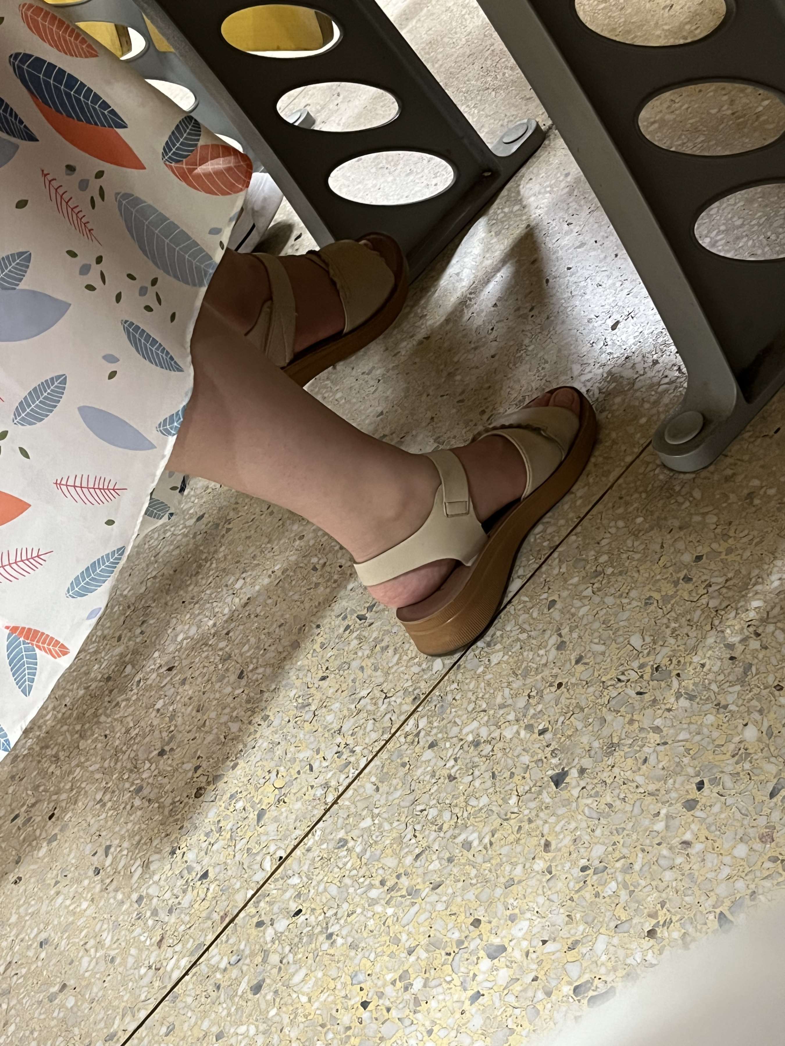 《大学课堂上tou拍凉鞋脚丫，动作丰富有特写 ！》作品图