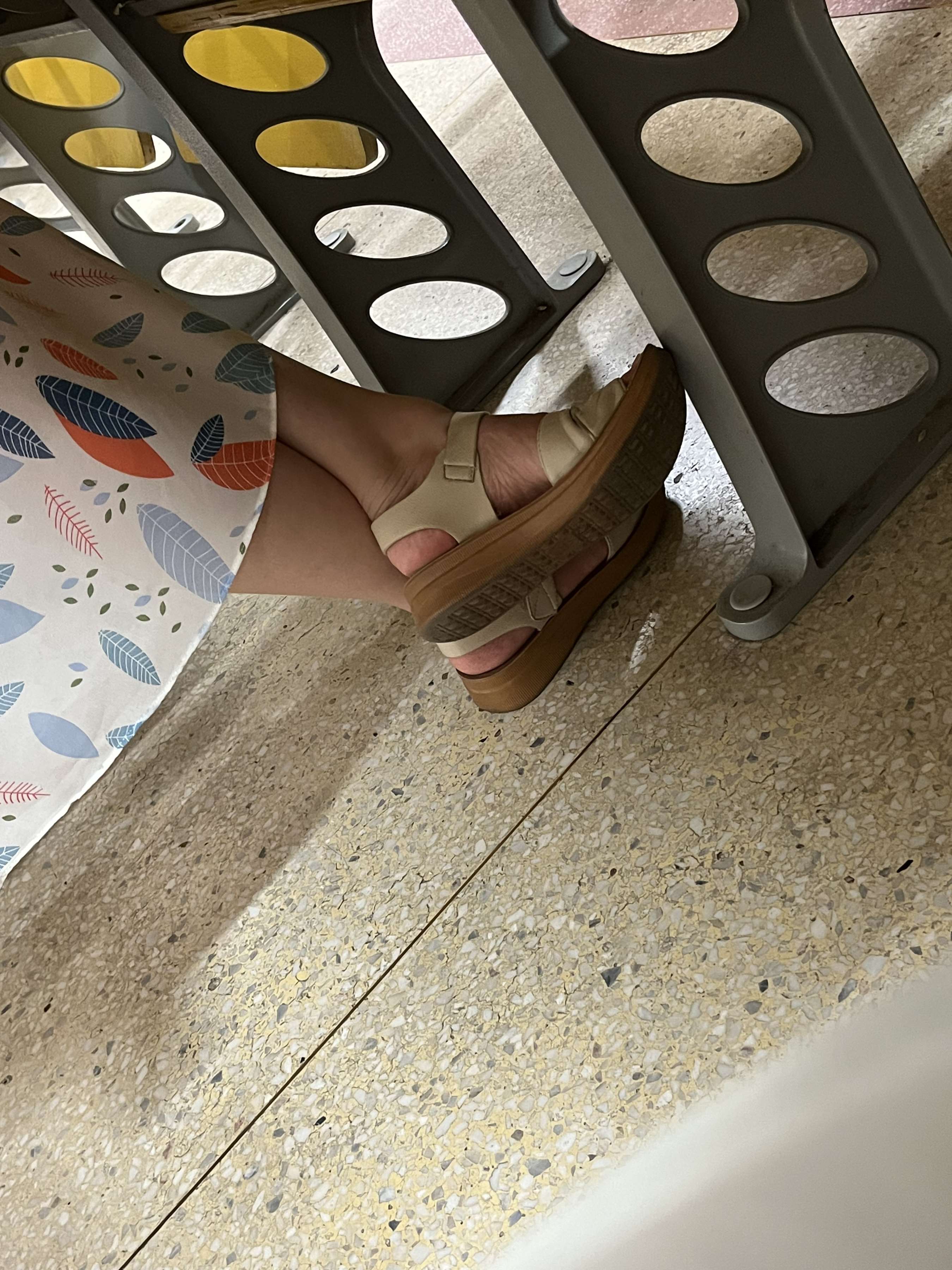 《大学课堂上tou拍凉鞋脚丫，动作丰富有特写 ！》作品图