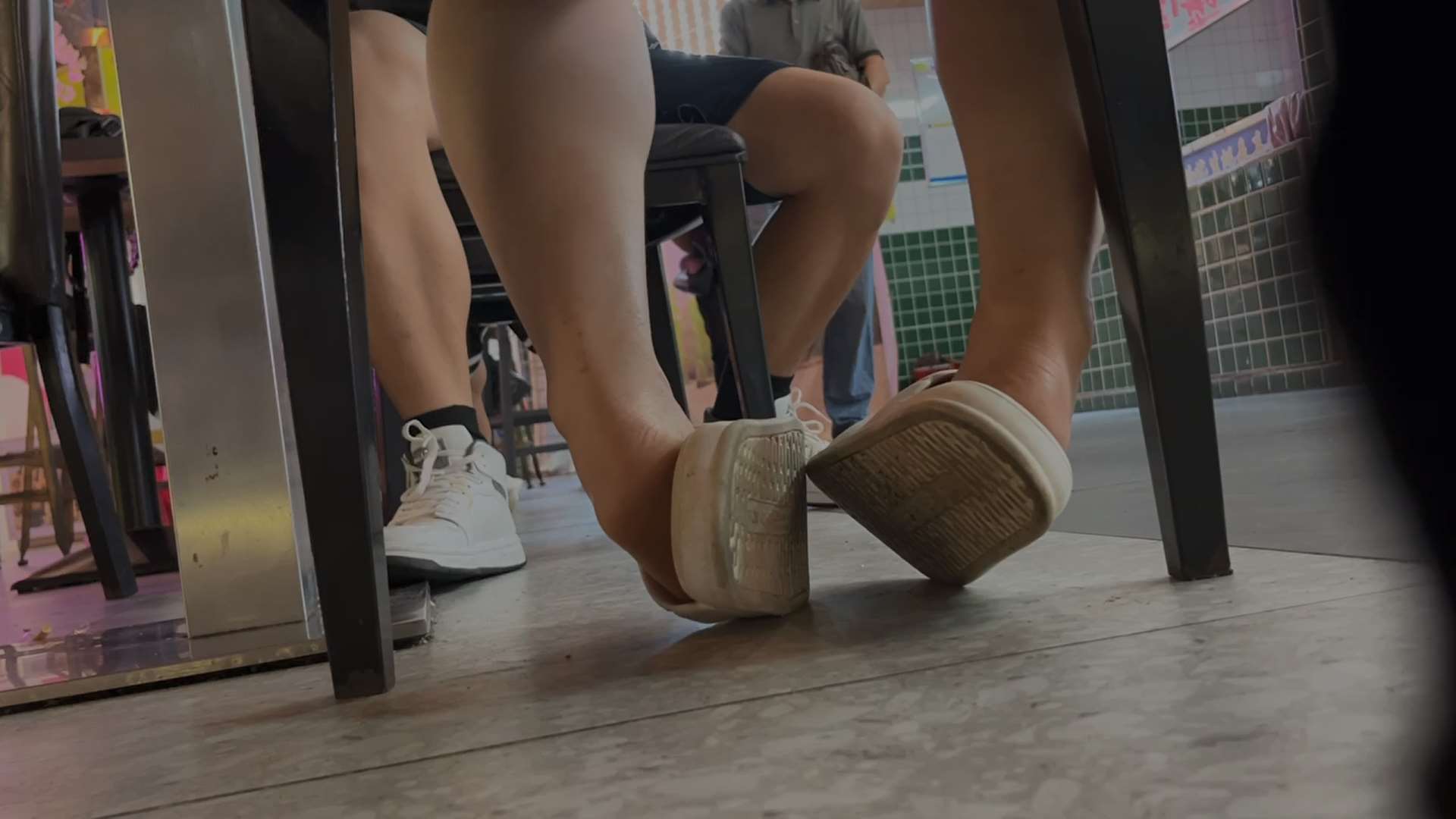 《[视频]真实户外各场景街拍少妇少女脚底-第七季》作品图