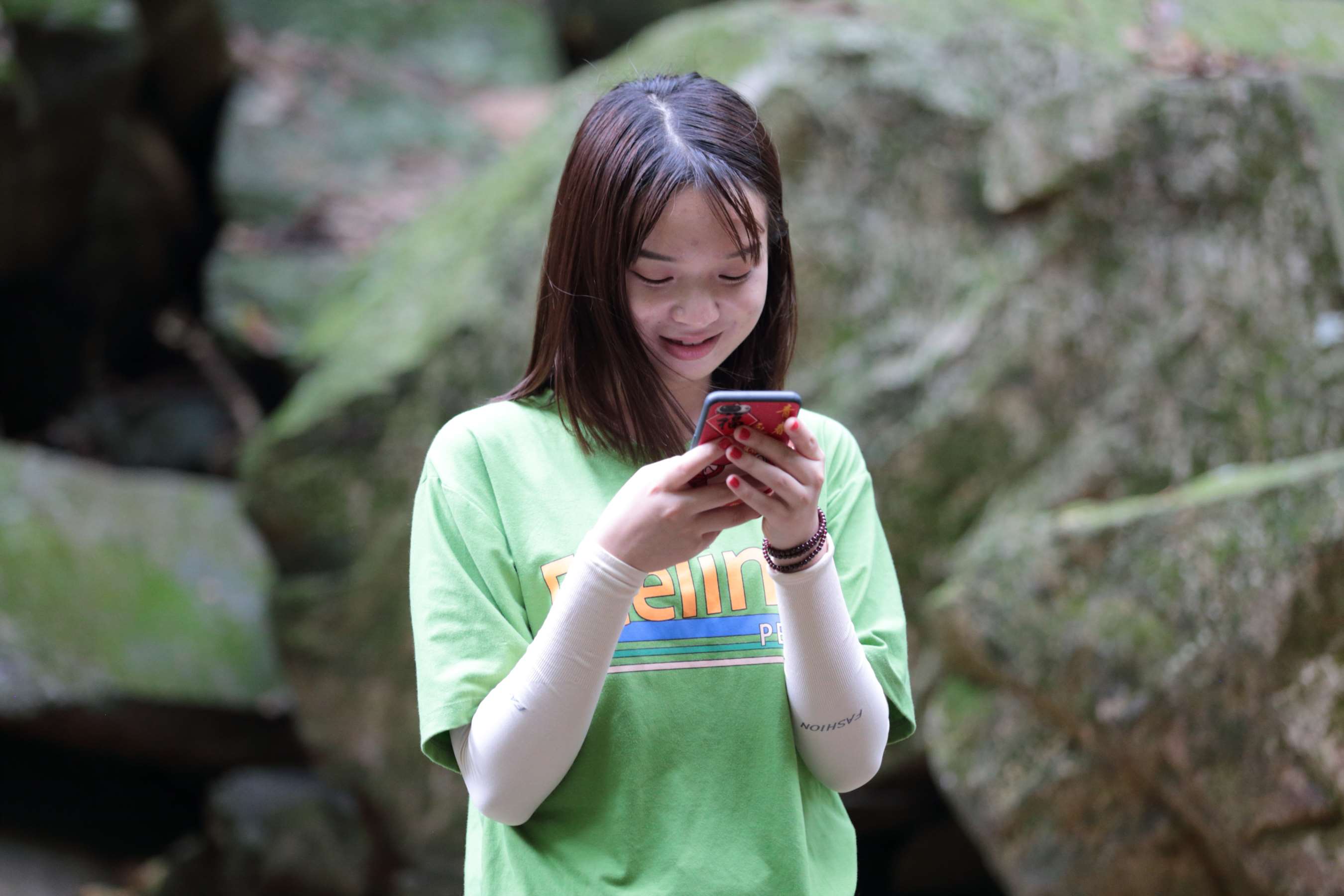 《清纯可爱的两位美女大学生脱掉鞋袜露白嫩美脚》作品图