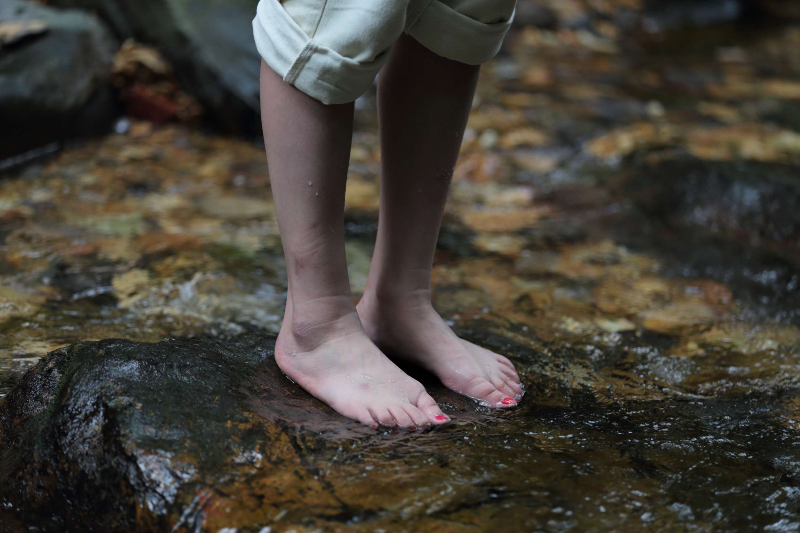 《清纯可爱的两位美女大学生脱掉鞋袜露白嫩美脚》作品图