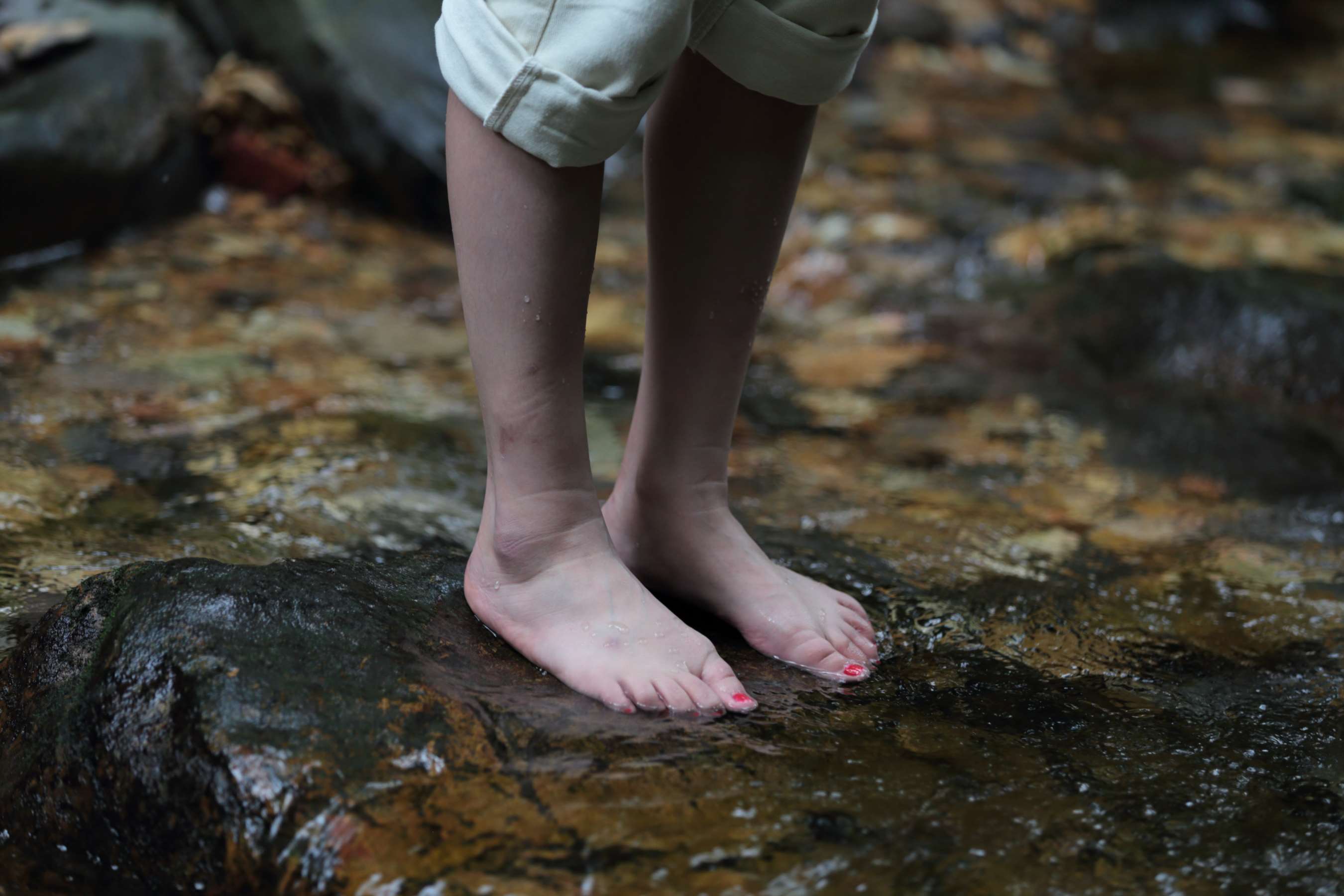 《清纯可爱的两位美女大学生脱掉鞋袜露白嫩美脚》作品图