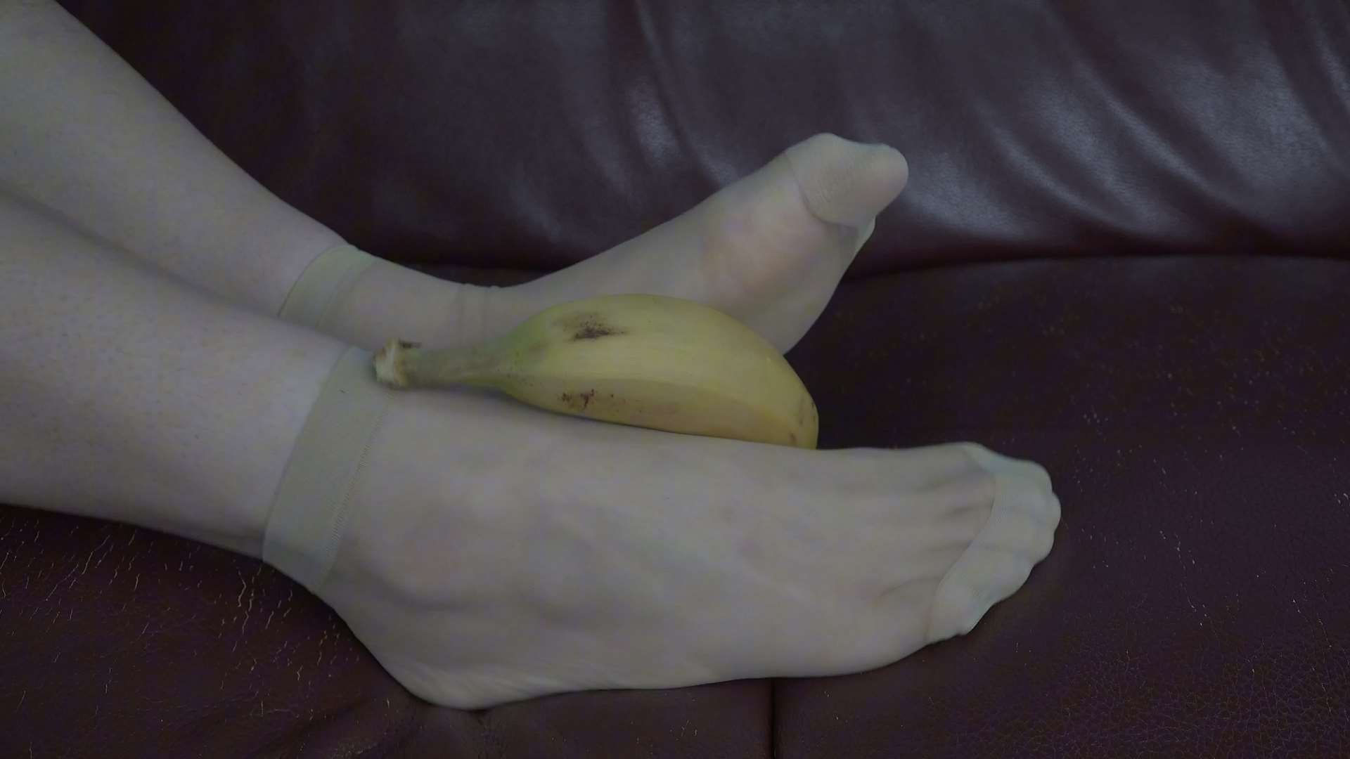 《[视频]小精灵莉莉肉丝美脚玩香蕉》作品图