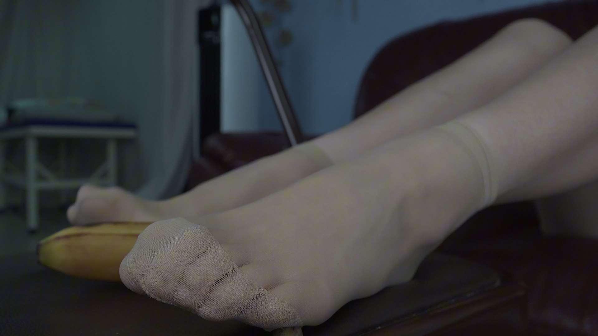 《[视频]小精灵莉莉肉丝美脚玩香蕉》作品图