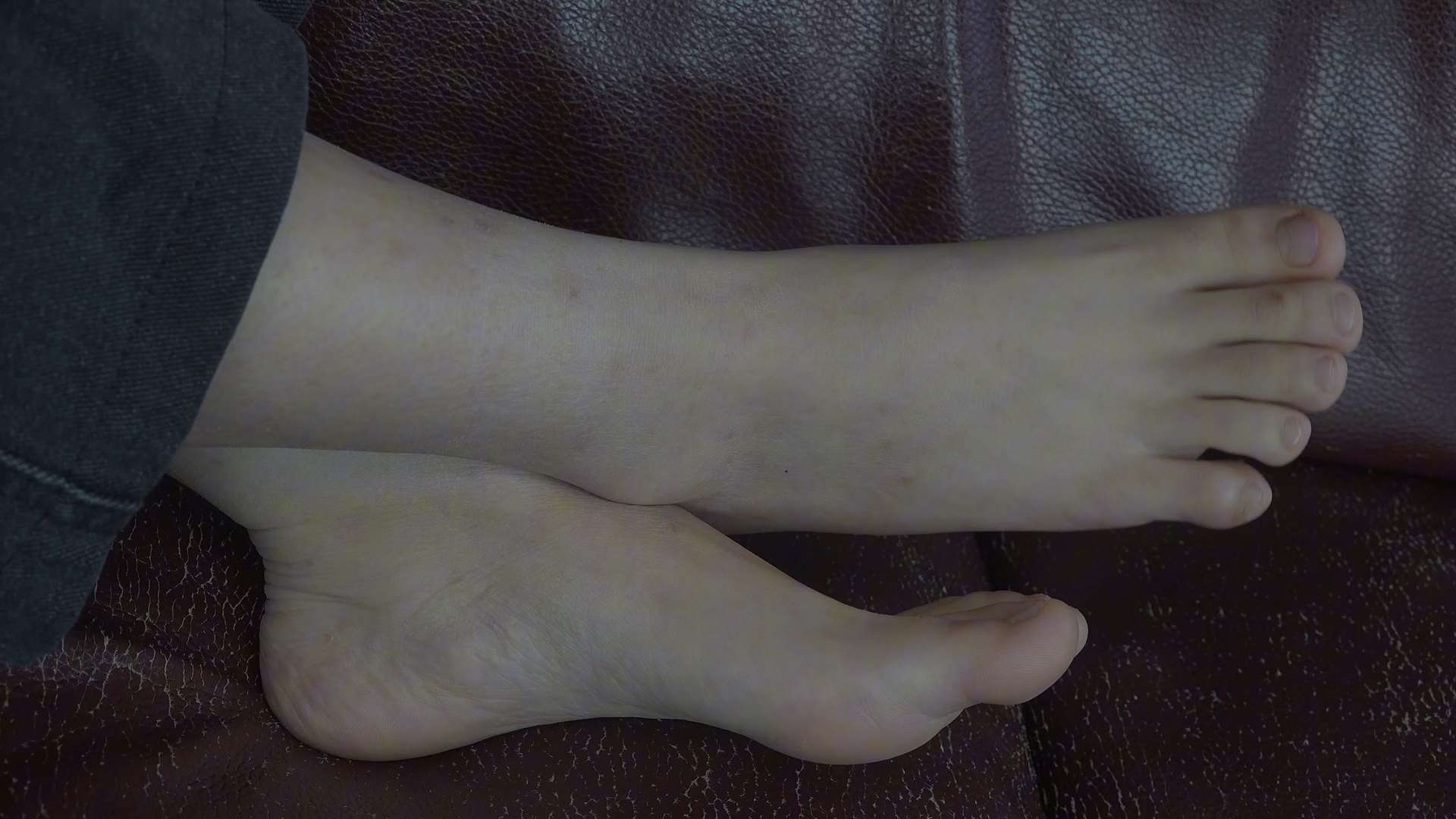 《[视频]小网红魅儿白嫩可爱的脚丫-脚趾晶莹剔透》作品图