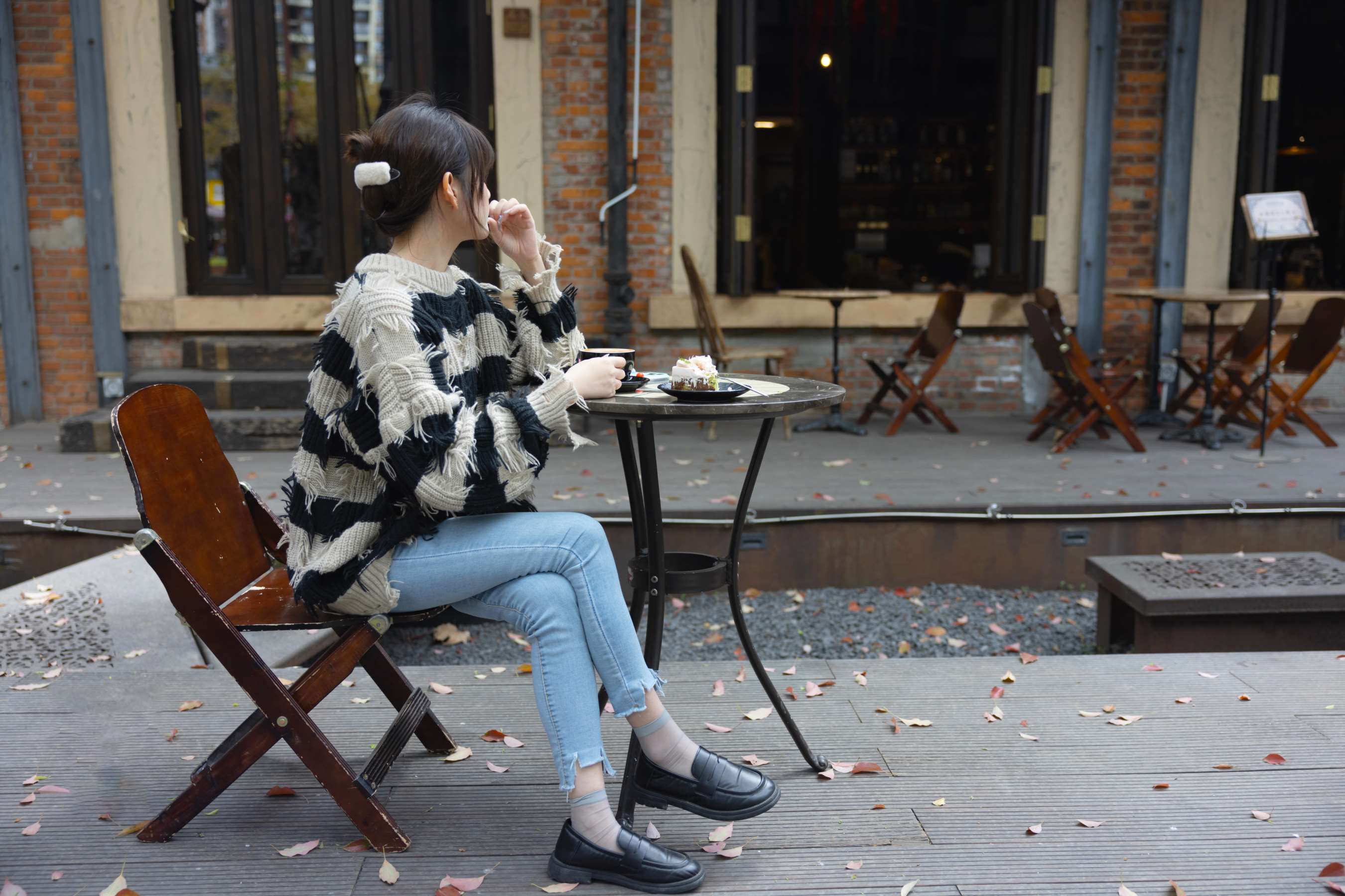 《小点心 脱丝展嫩足》作品图