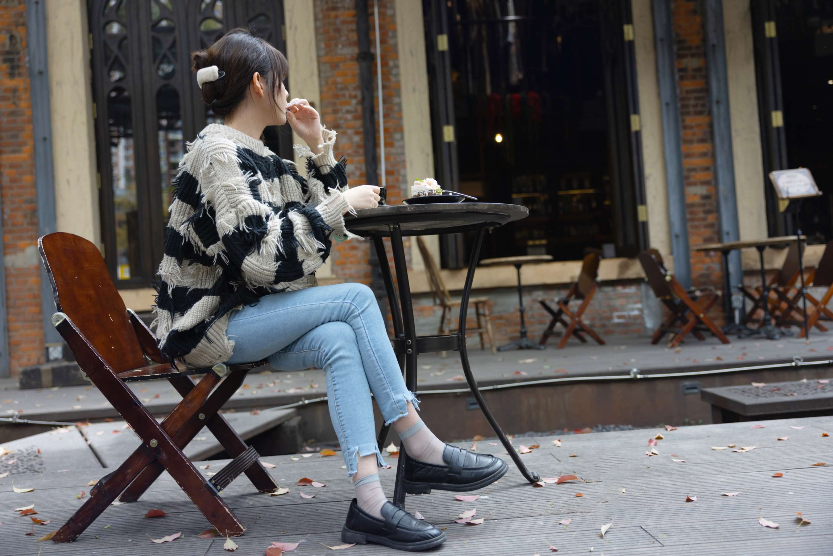 《小点心 脱丝展嫩足》作品图