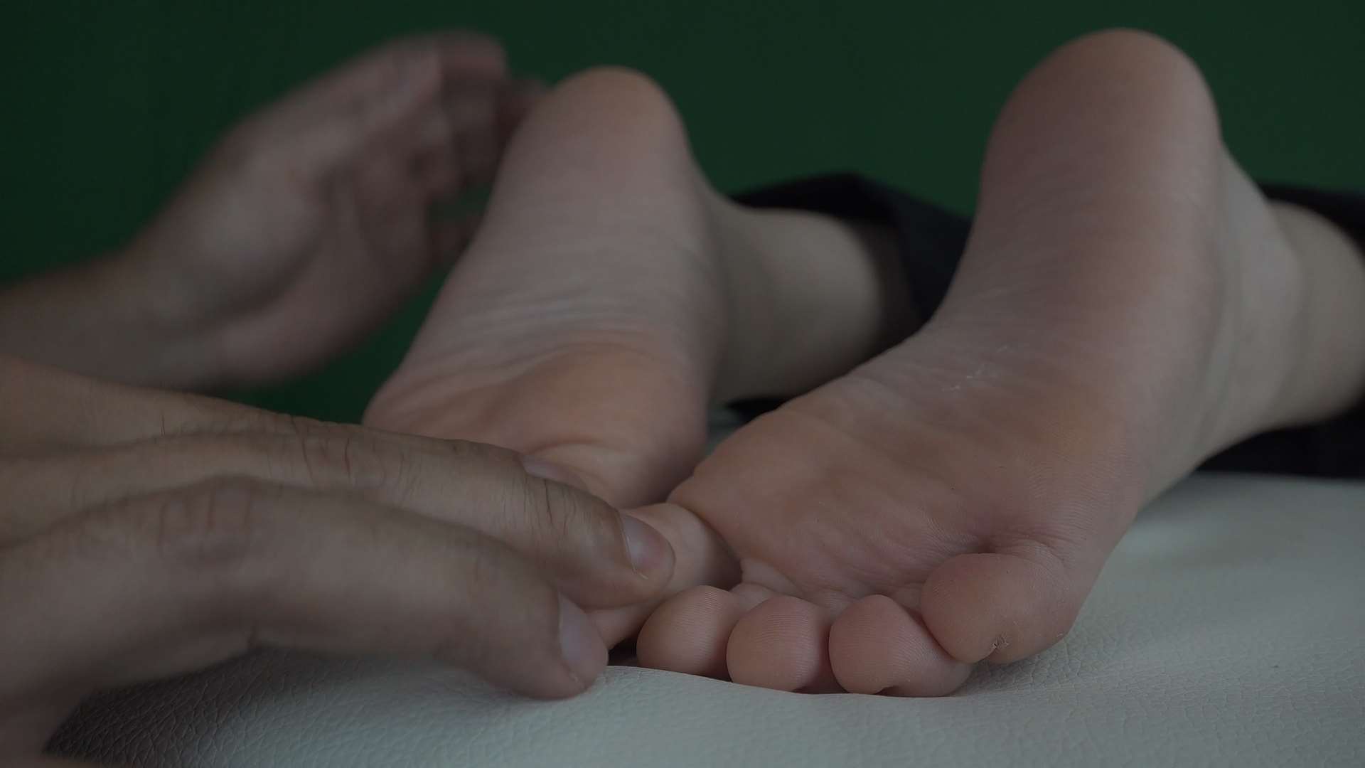 《[视频]子怡躺在床上休息时-玩她的性感原味脚》作品图