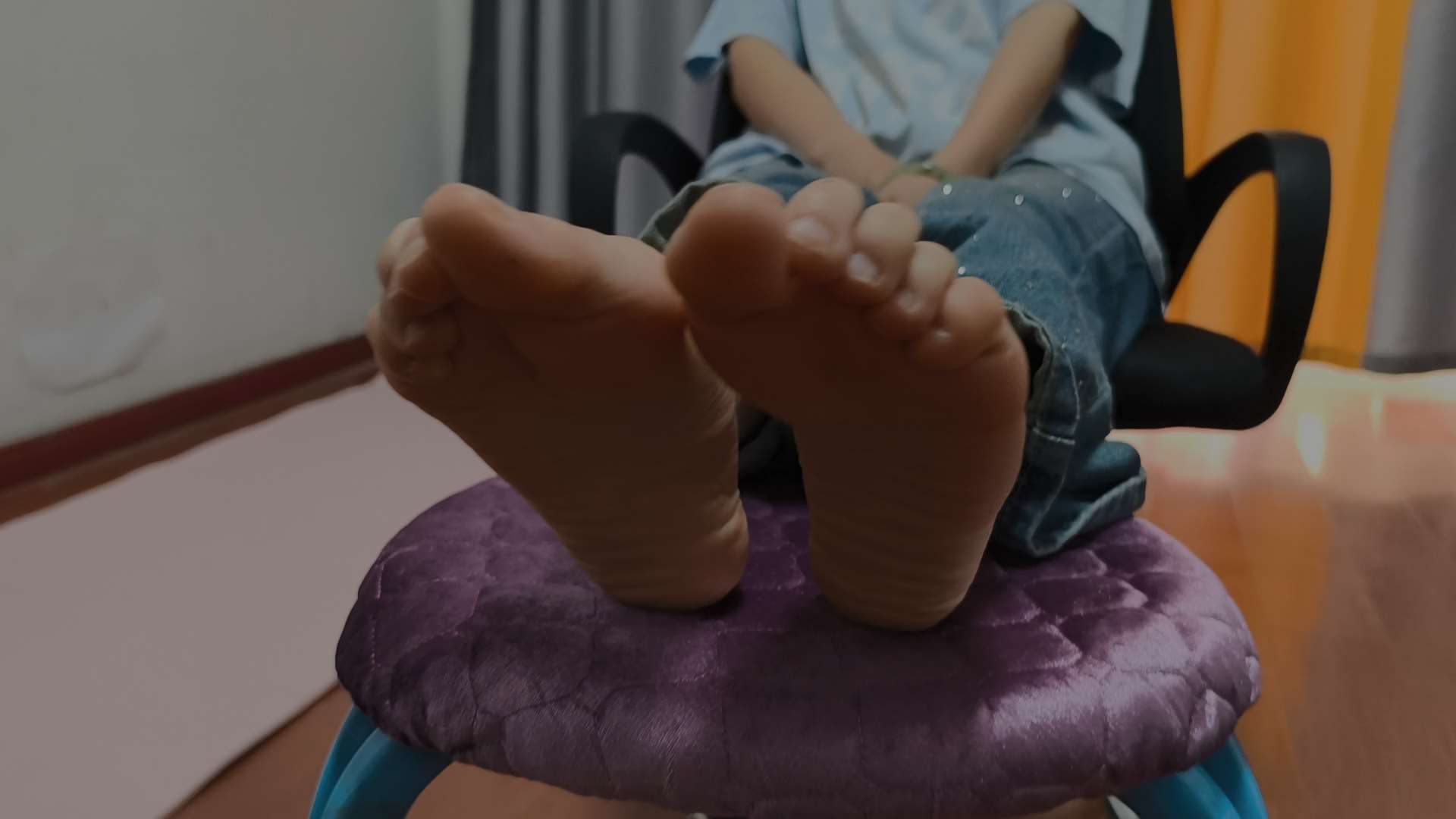 《[视频]漂亮的老师妹子空闲来拍光足》作品图