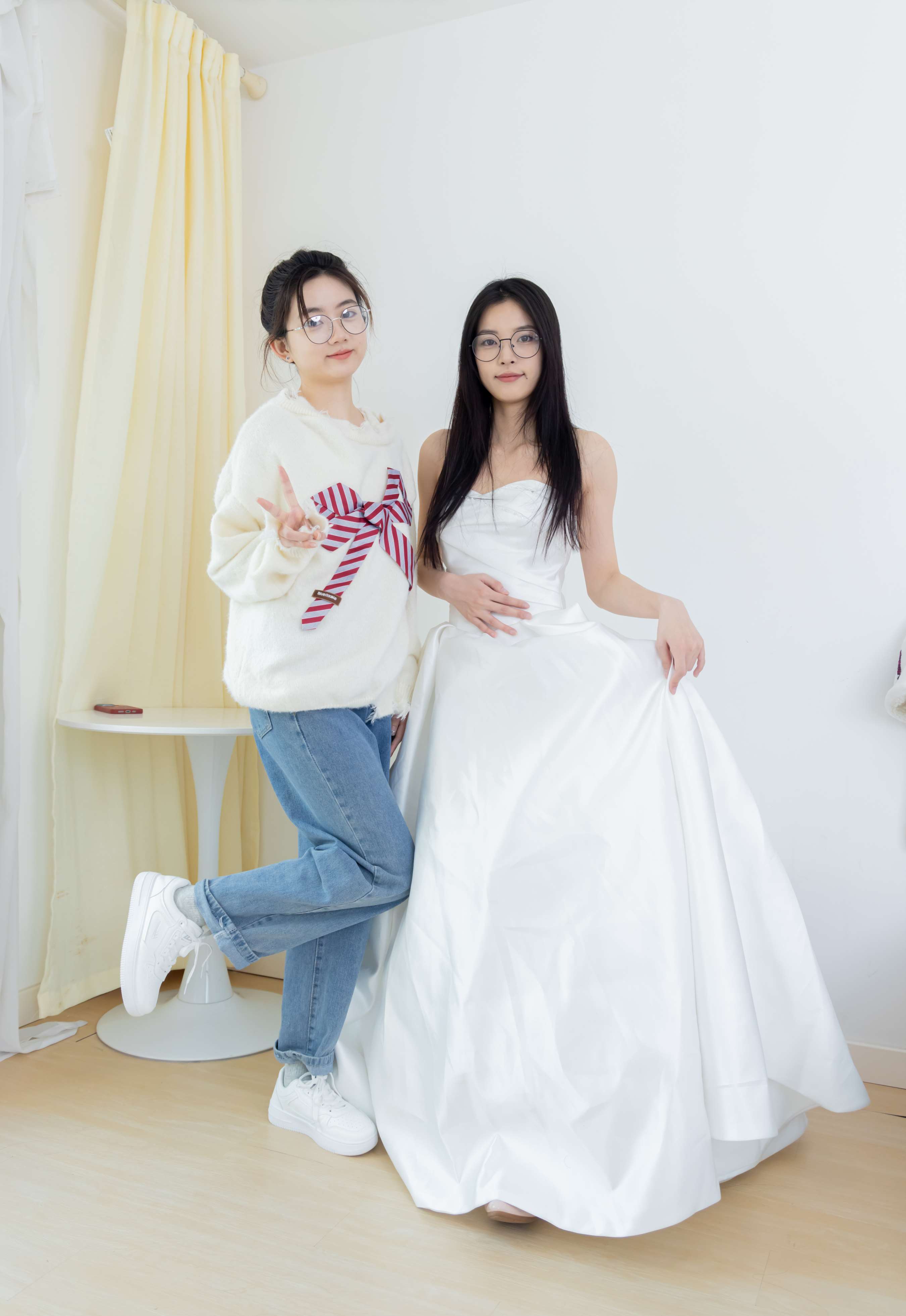 《茯苓&欢欢-平底鞋、板鞋、厚肉丝、灰色棉袜、薄肉丝》作品图