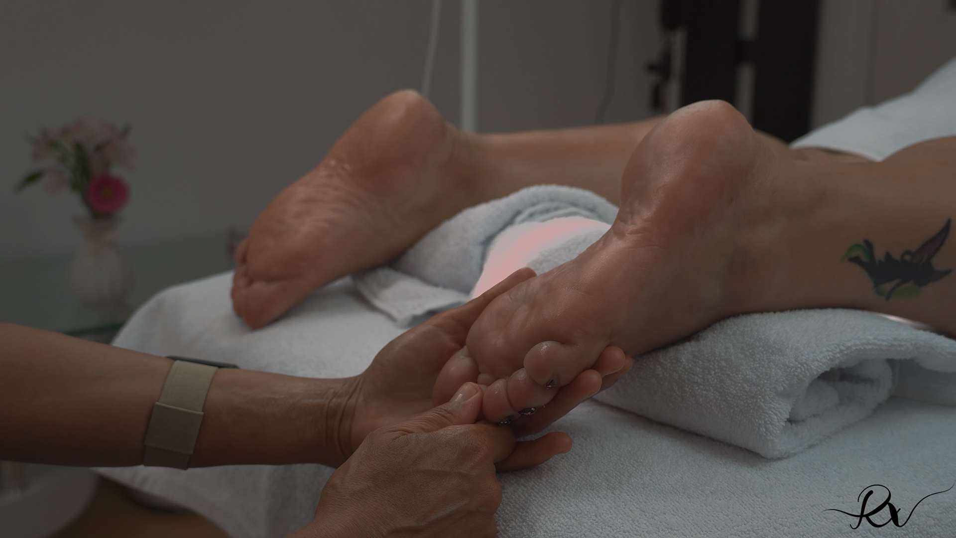 《[视频]脚丫按摩 抹油 视频无声》作品图