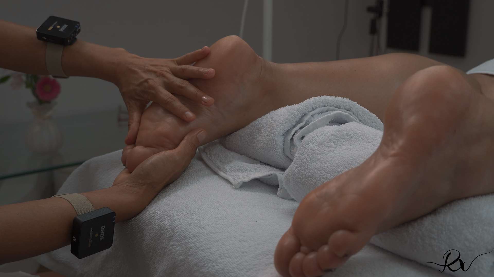 《[视频]脚丫按摩 抹油 视频无声》作品图