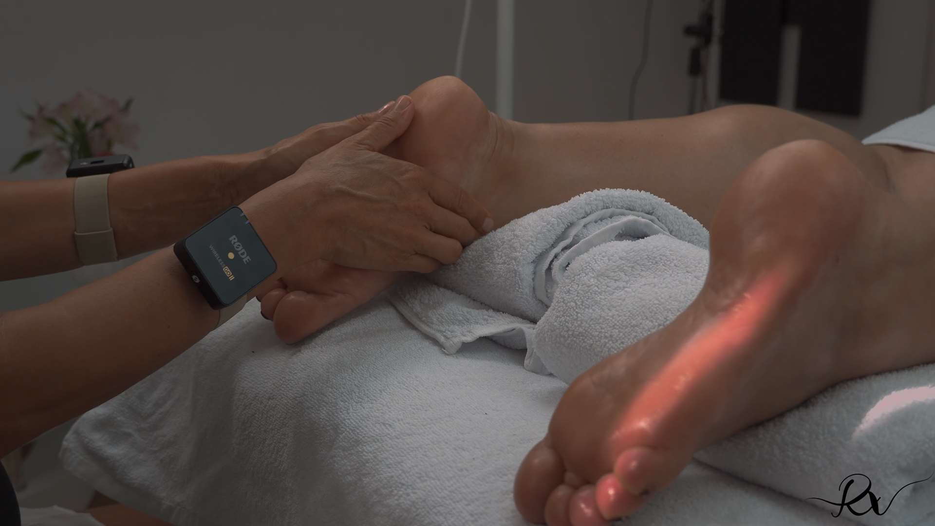 《[视频]脚丫按摩 抹油 视频无声》作品图