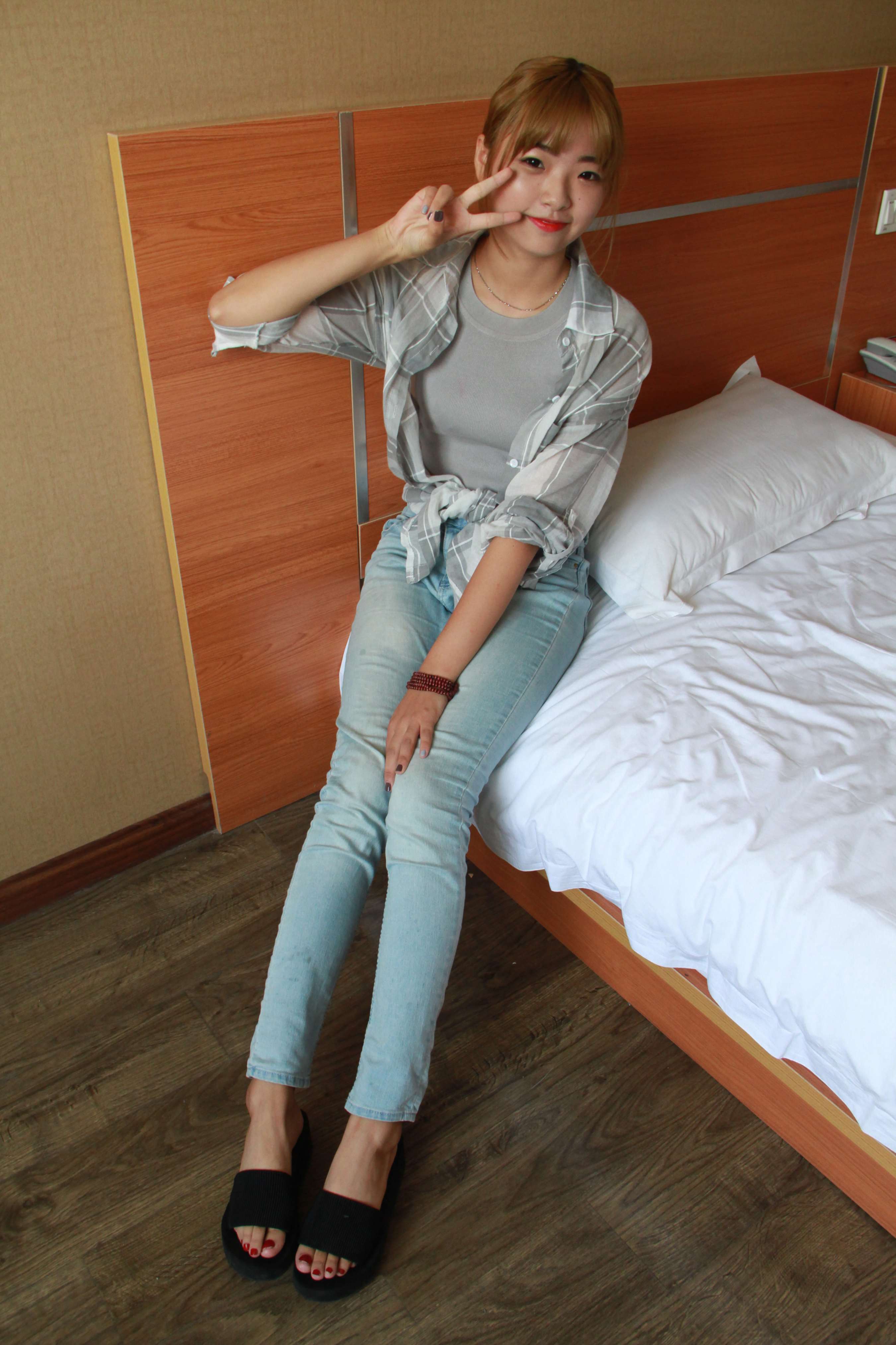 《牛仔学妹の短丝足》作品图