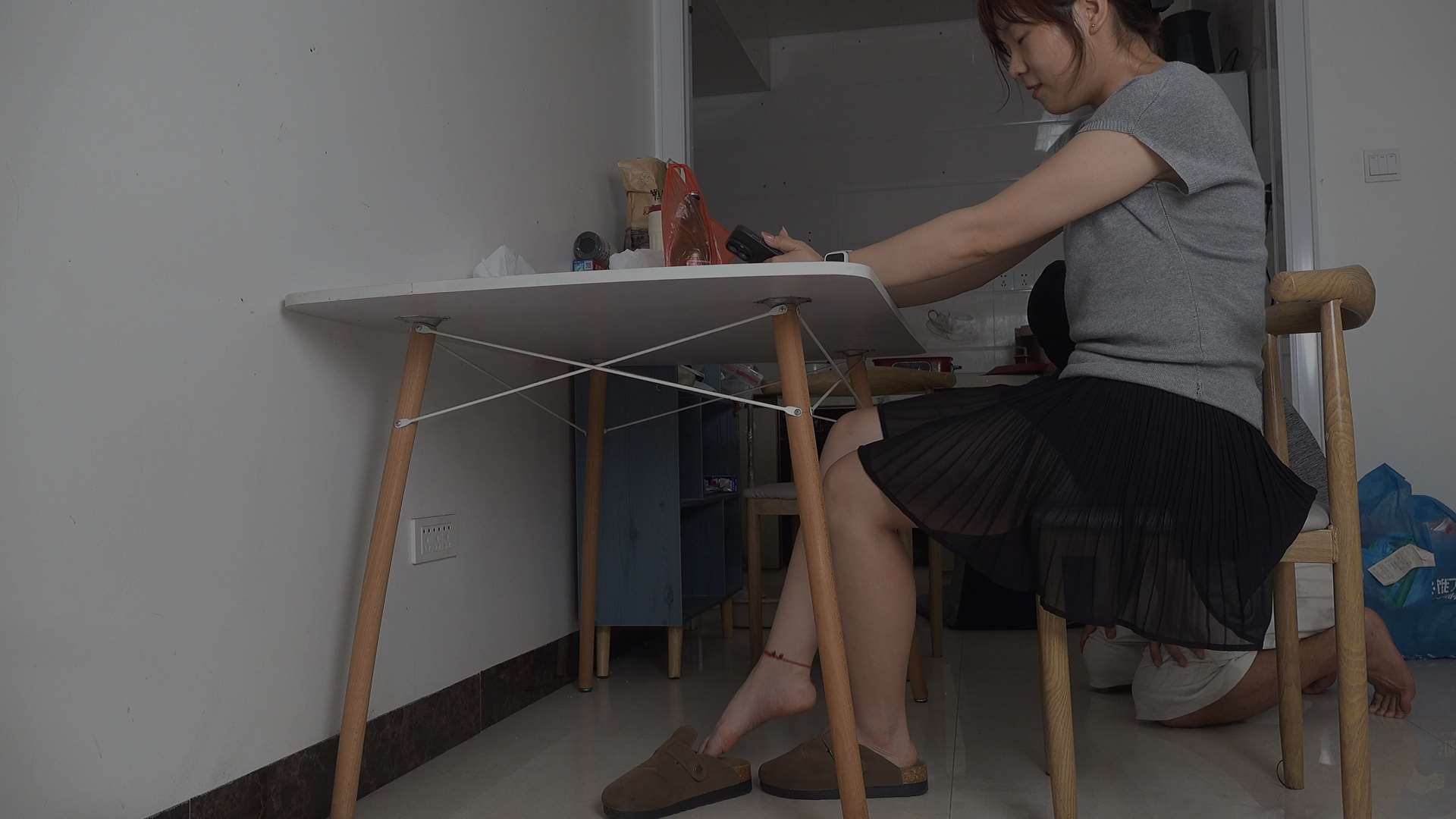 《[视频]随意拿捏熟女芊姐性感美脚》作品图