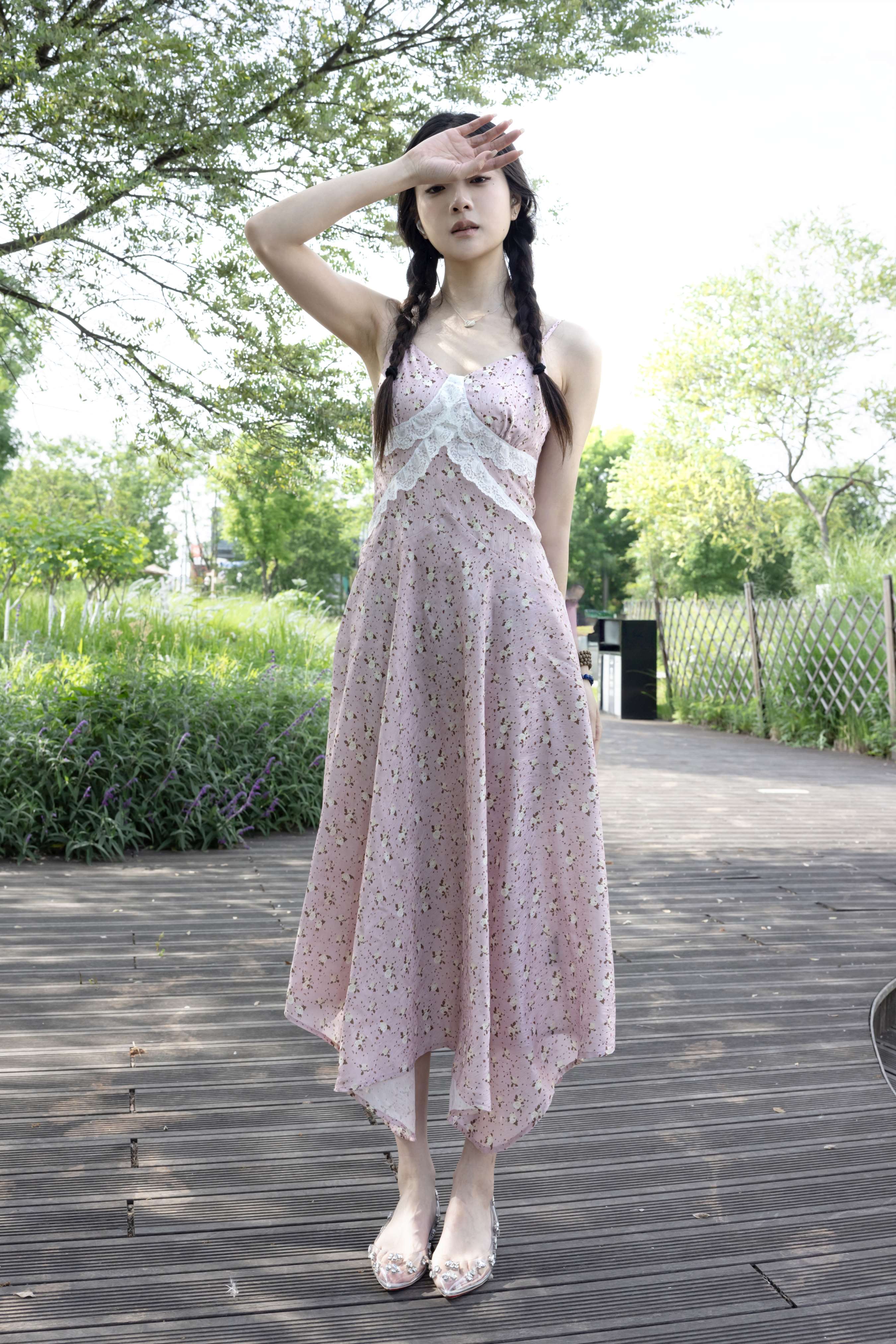 《小鸣 超多皱纹的大脚》作品图