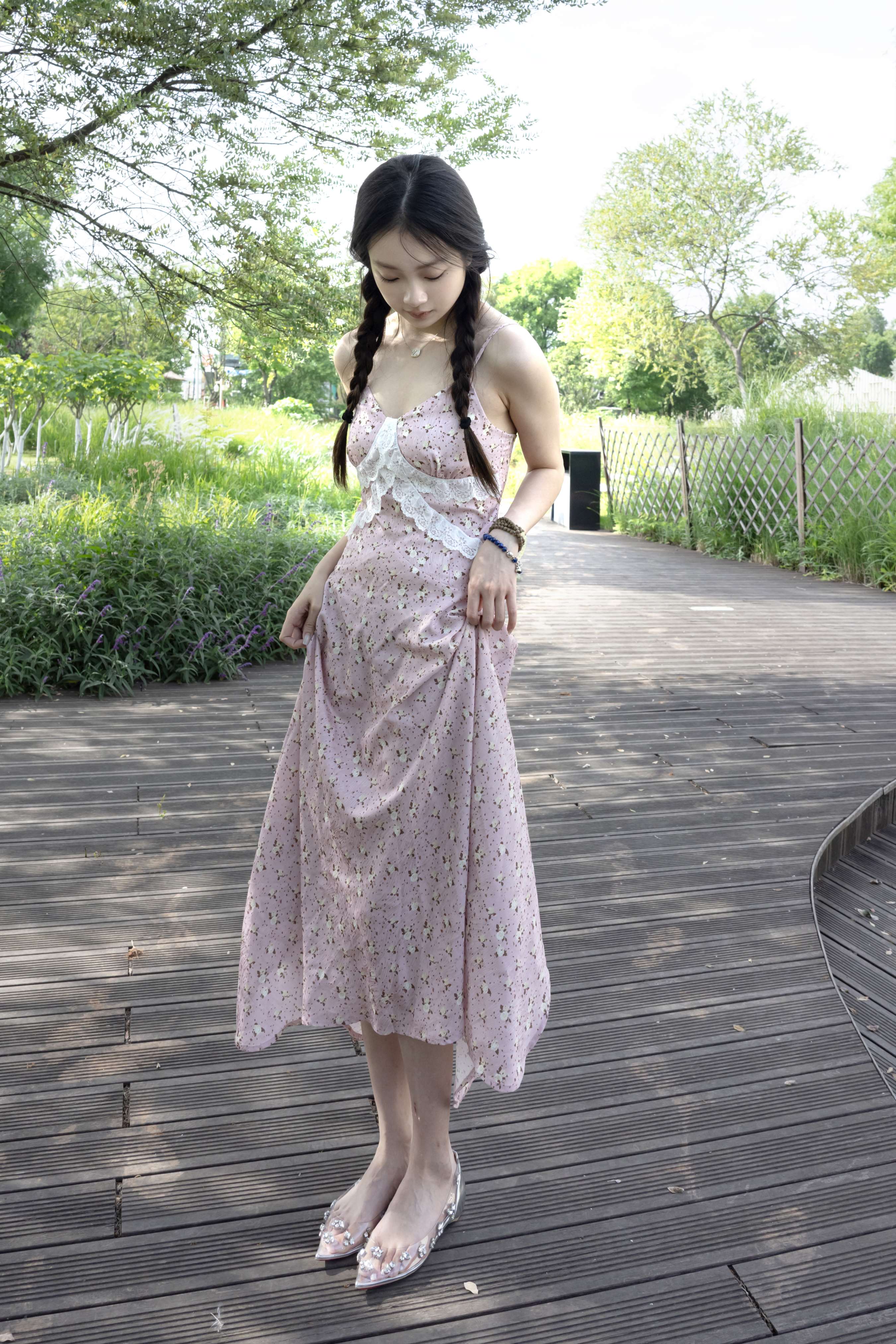 《小鸣 超多皱纹的大脚》作品图