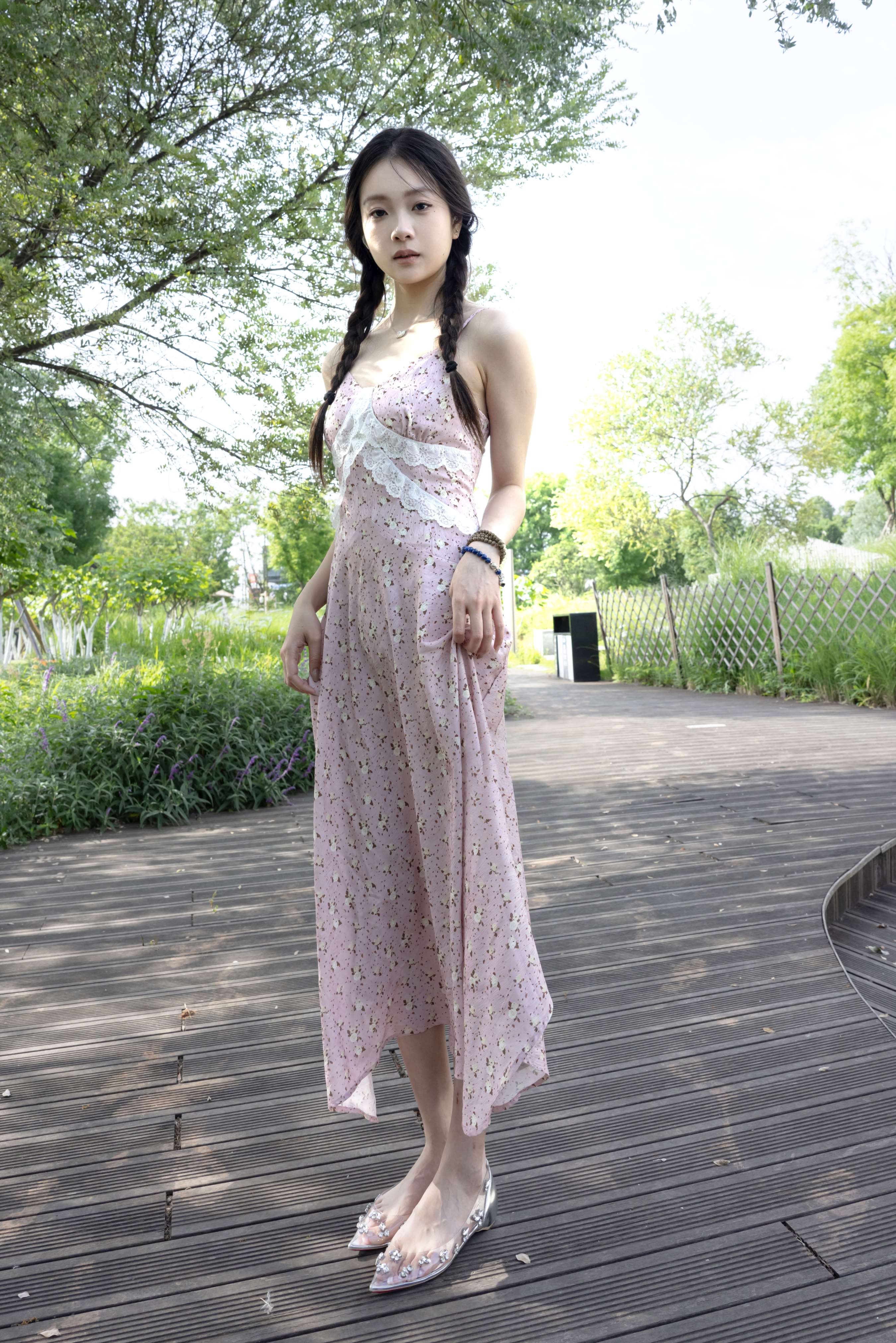 《小鸣 超多皱纹的大脚》作品图