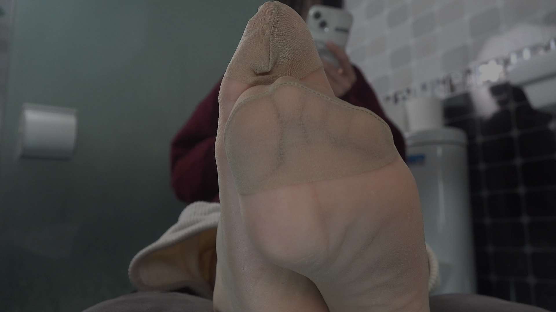 《[视频]可爱女生雅雅卫生间里秀肉丝美脚》作品图