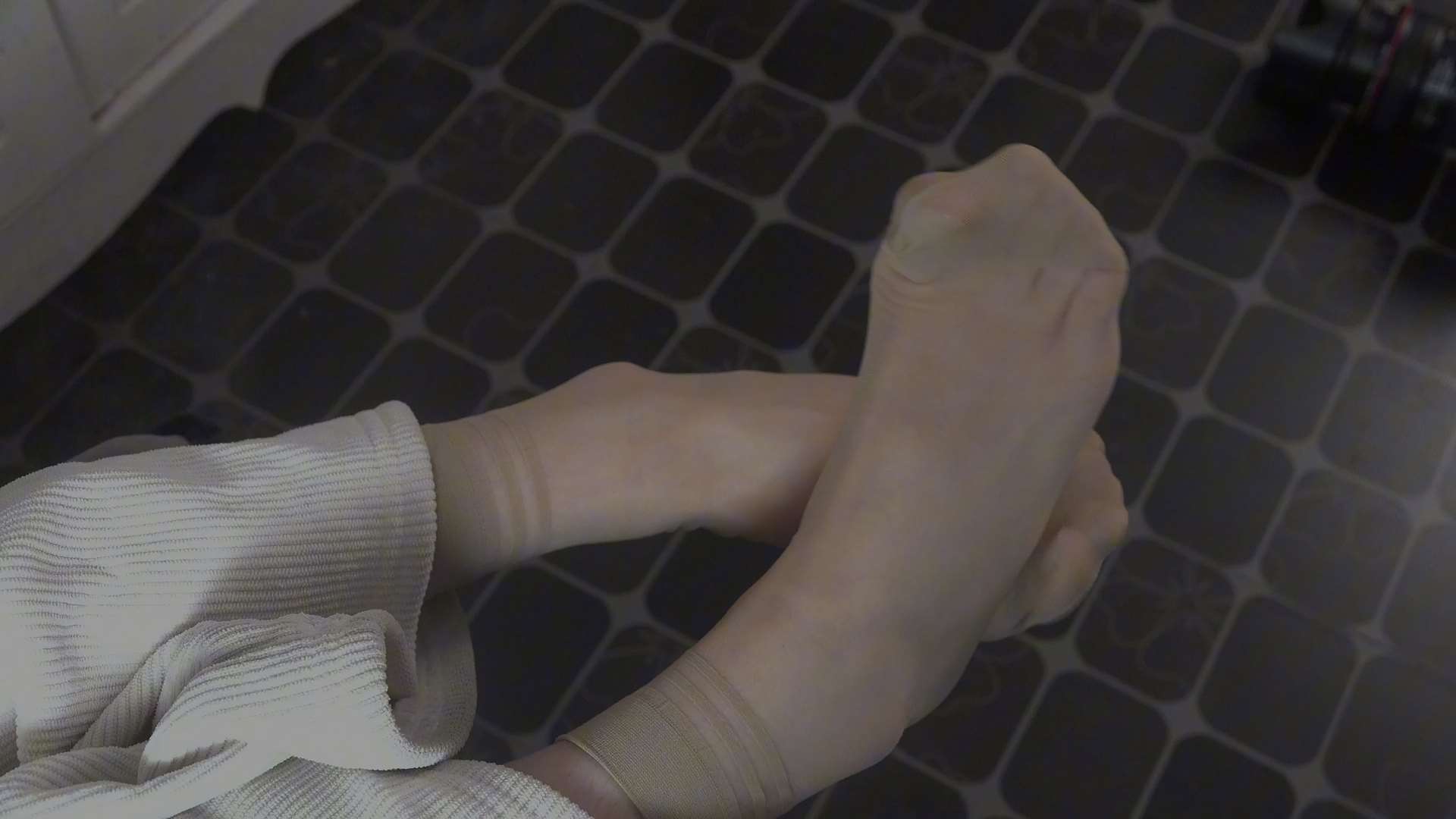 《[视频]可爱女生雅雅卫生间里秀肉丝美脚》作品图