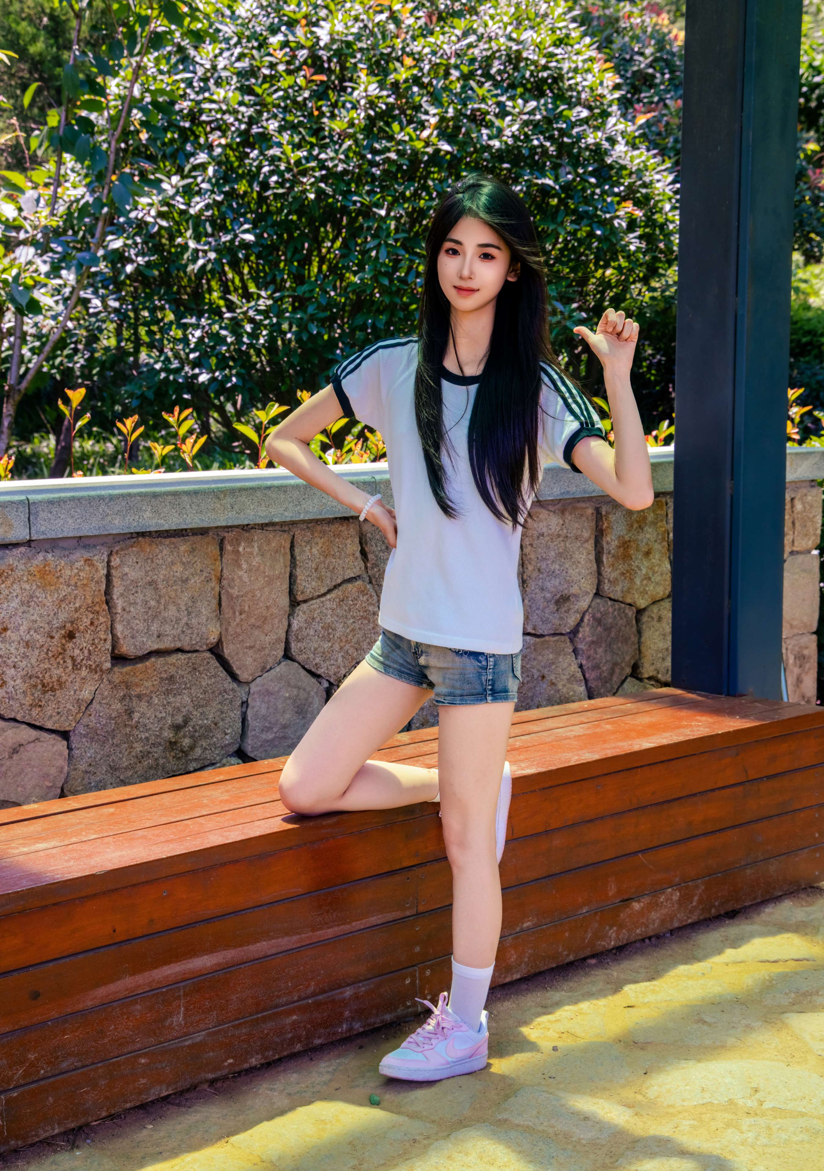 《小瑶 板鞋の棉袜美脚》作品图