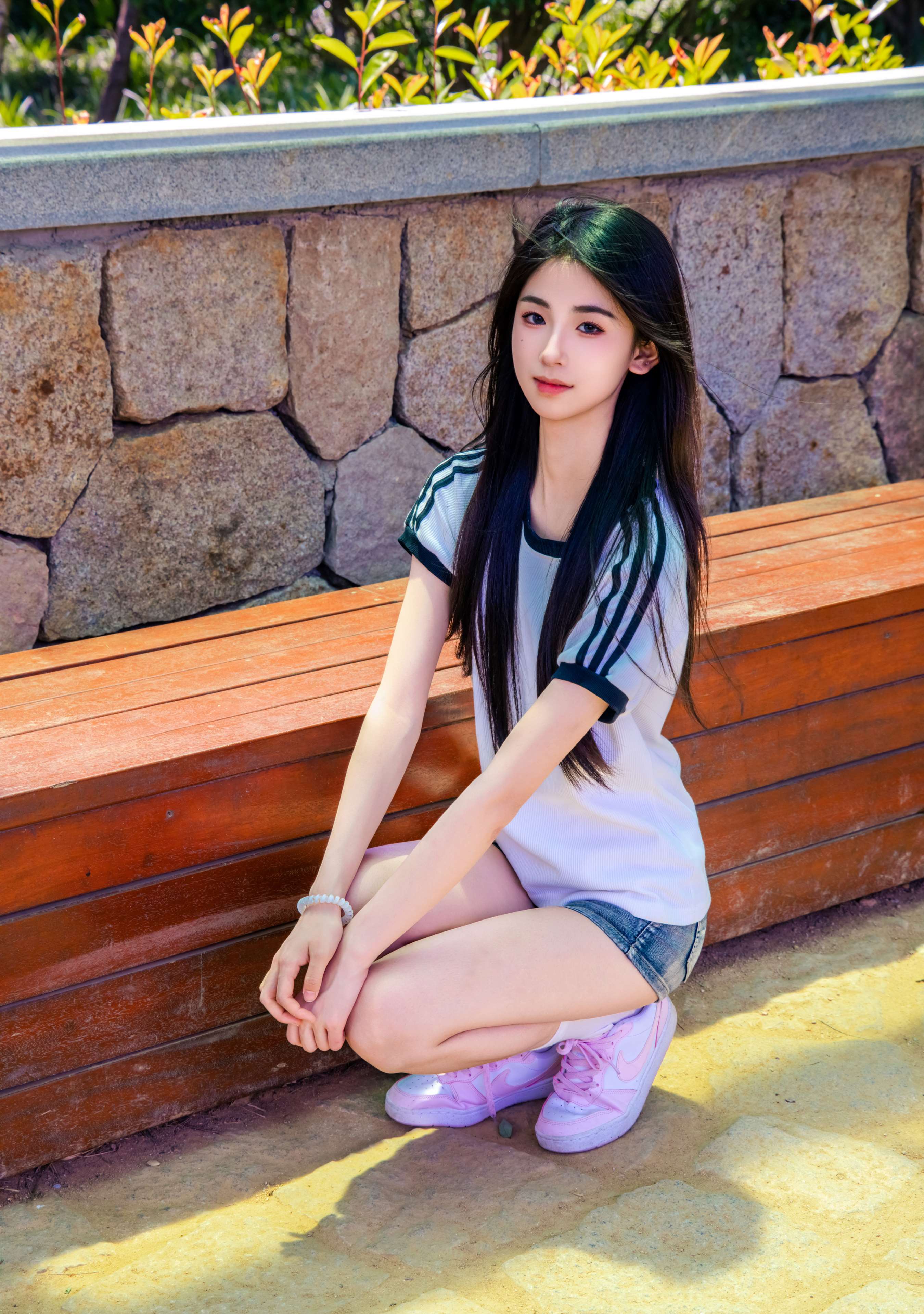 《小瑶 板鞋の棉袜美脚》作品图