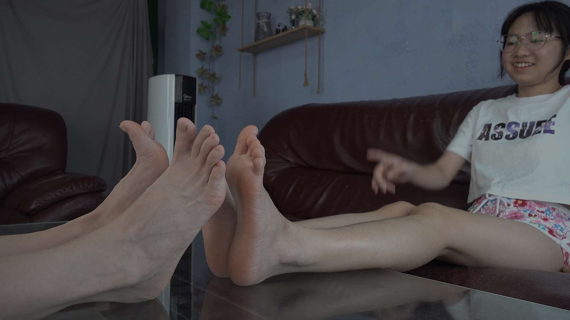 《[视频]小花和潘婷脚对脚比脚，秀四只美脚》作品图