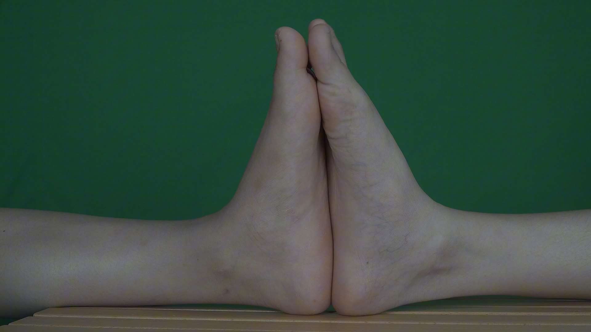 《[视频]小新和美妮凉拖美脚展示，脚对脚》作品图