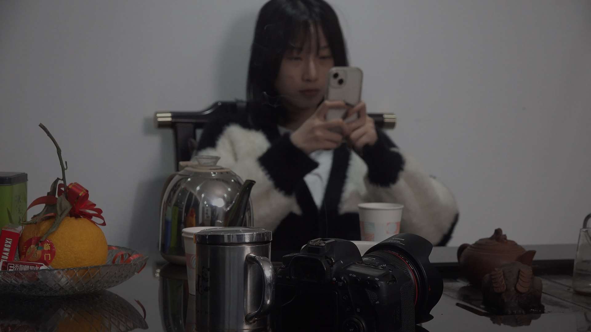 《[视频]冷酷美女叶子肉丝美脚挑鞋玩鞋》作品图