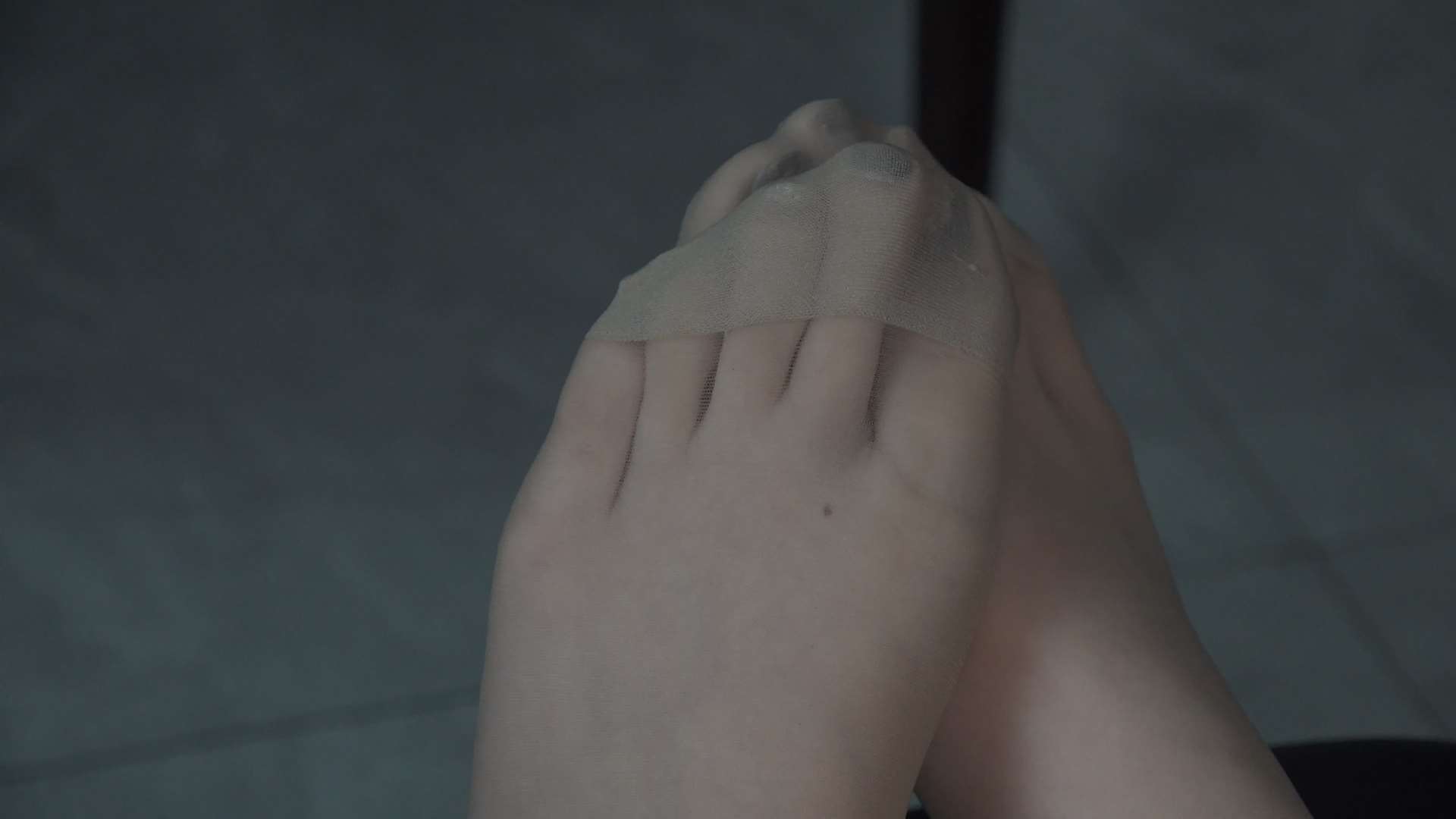 《[视频]冷酷美女叶子肉丝美脚挑鞋玩鞋》作品图