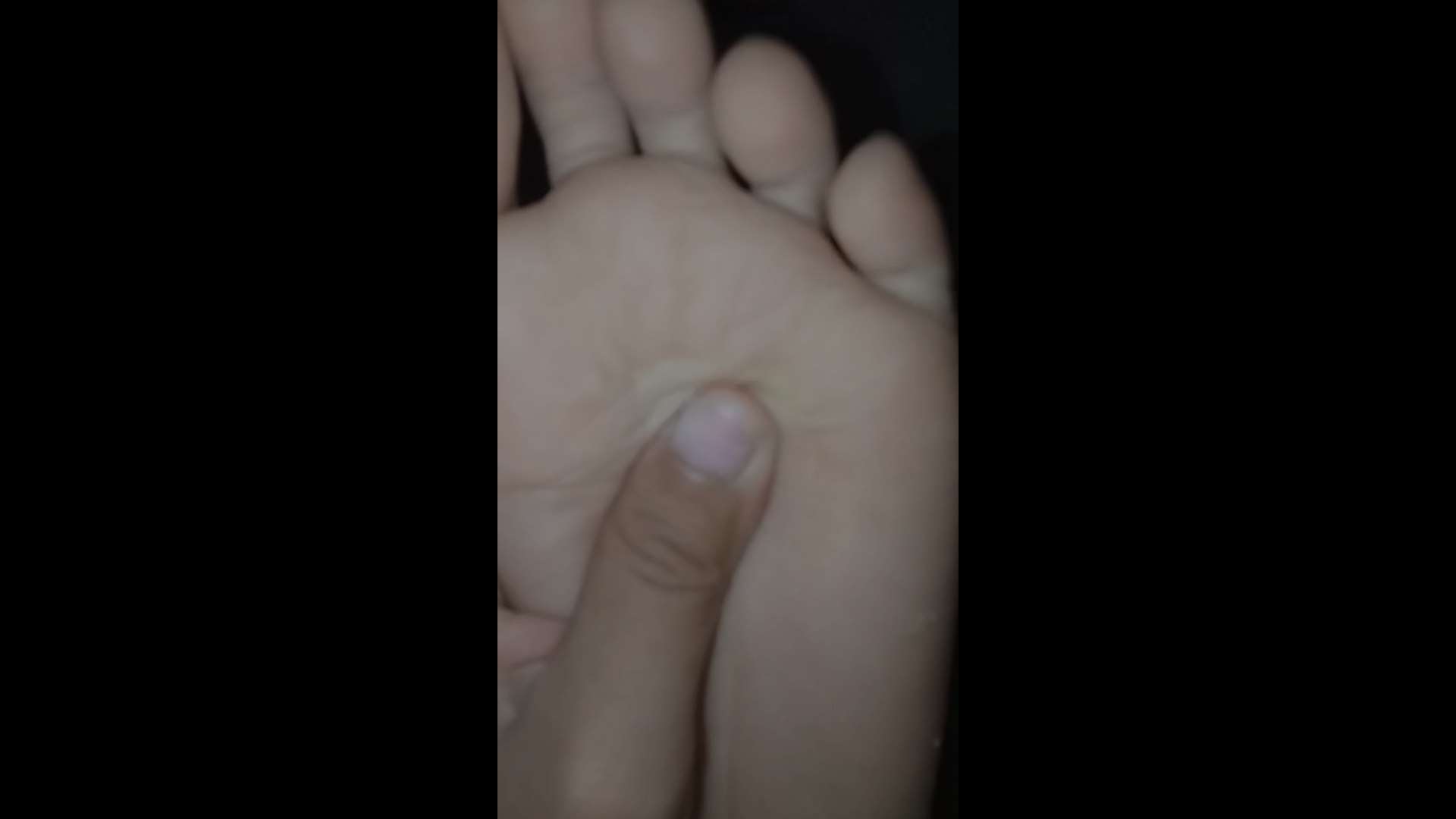 《[视频]表哥把玩高中表妹超嫩大脚丫》作品图