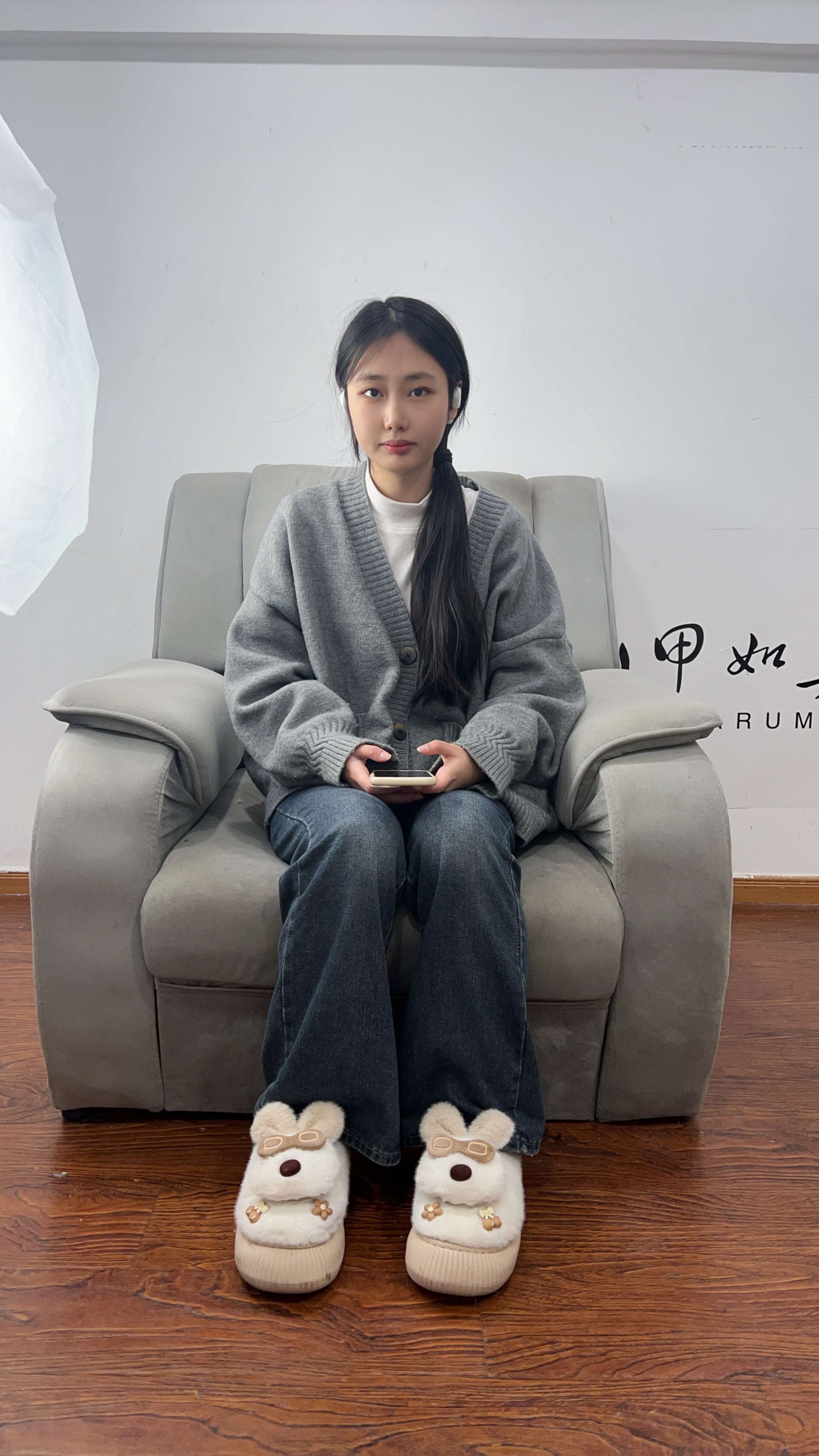 《牛仔少女脱毛毛鞋展嫩足》作品图