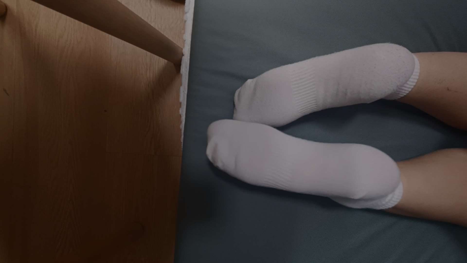 《[视频]小短腿学妹旅馆里穿着浴袍自拍白袜裸足》作品图