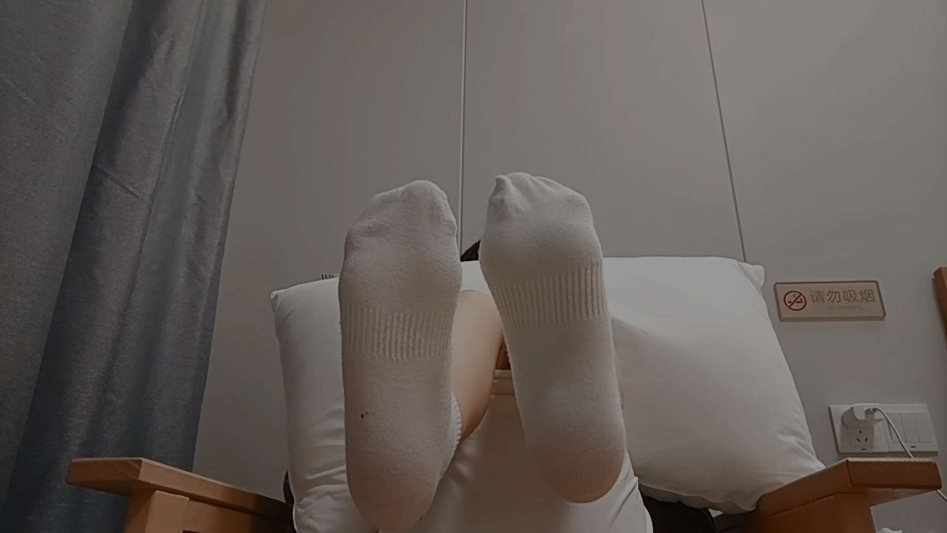 《[视频]小短腿学妹旅馆里穿着浴袍自拍白袜裸足》作品图